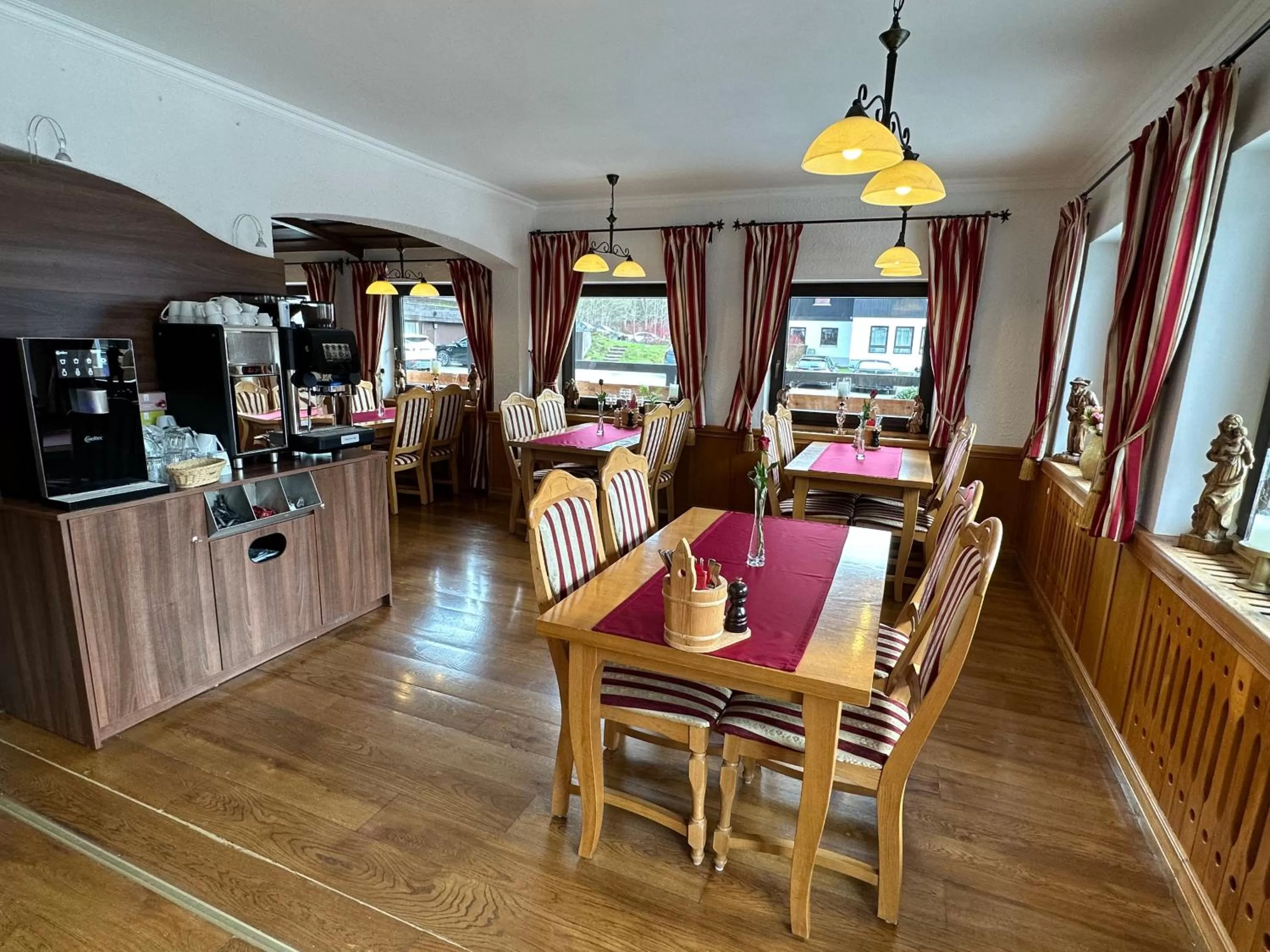 Restaurant/places to eat in Hotel Gundl Alm