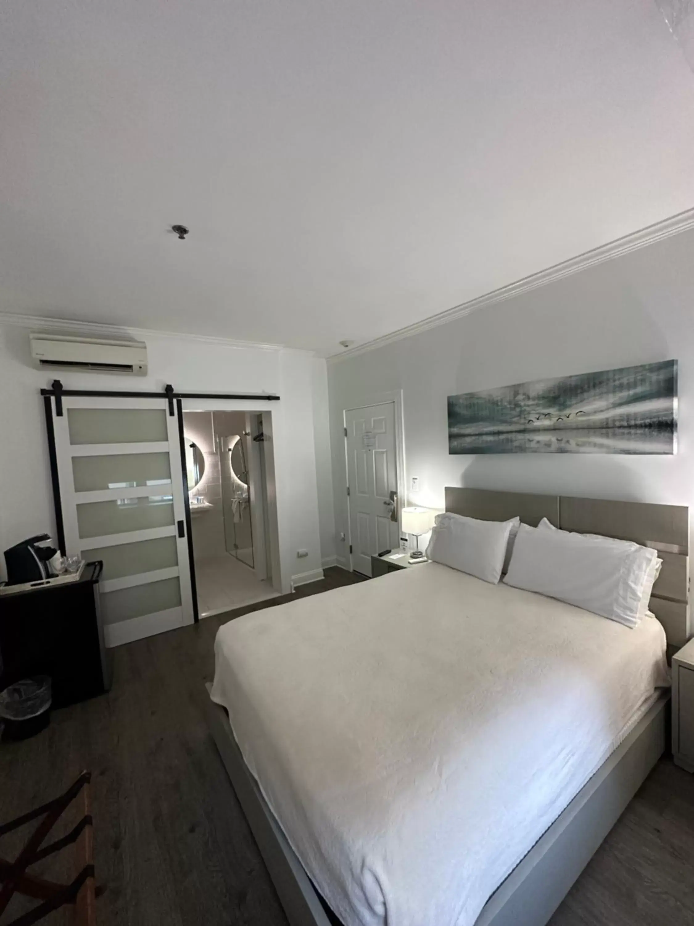 Queen Room - Disability Access in Elaine's Cape May Boutique Hotel Queen Room - Disability Access in Elaine's Cape May Boutique Hotel