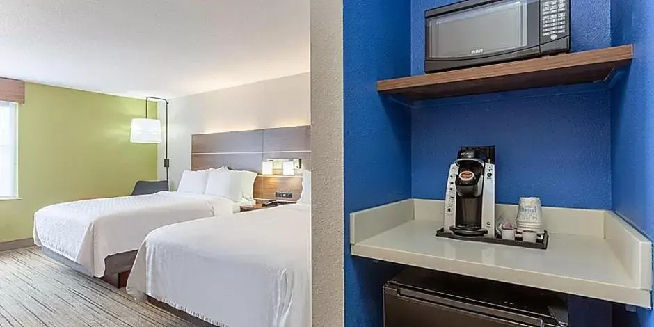 Queen Suite with Two Queen Beds in Holiday Inn Express & Suites - Kokomo South, an IHG Hotel Queen Suite with Two Queen Beds in Holiday Inn Express & Suites - Kokomo South, an IHG Hotel