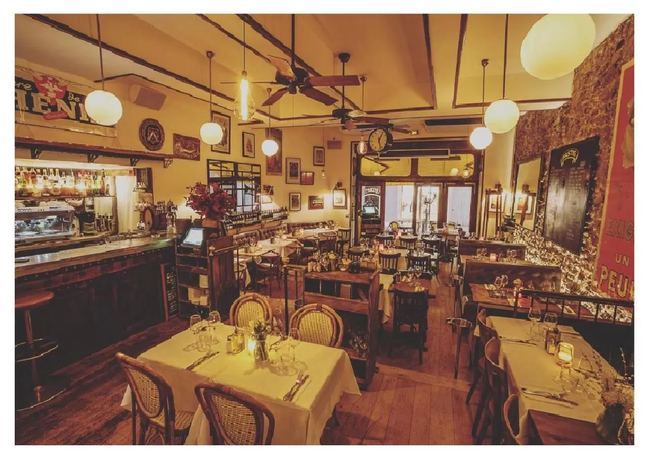 Restaurant/places to eat in Azurene Royal Hotel