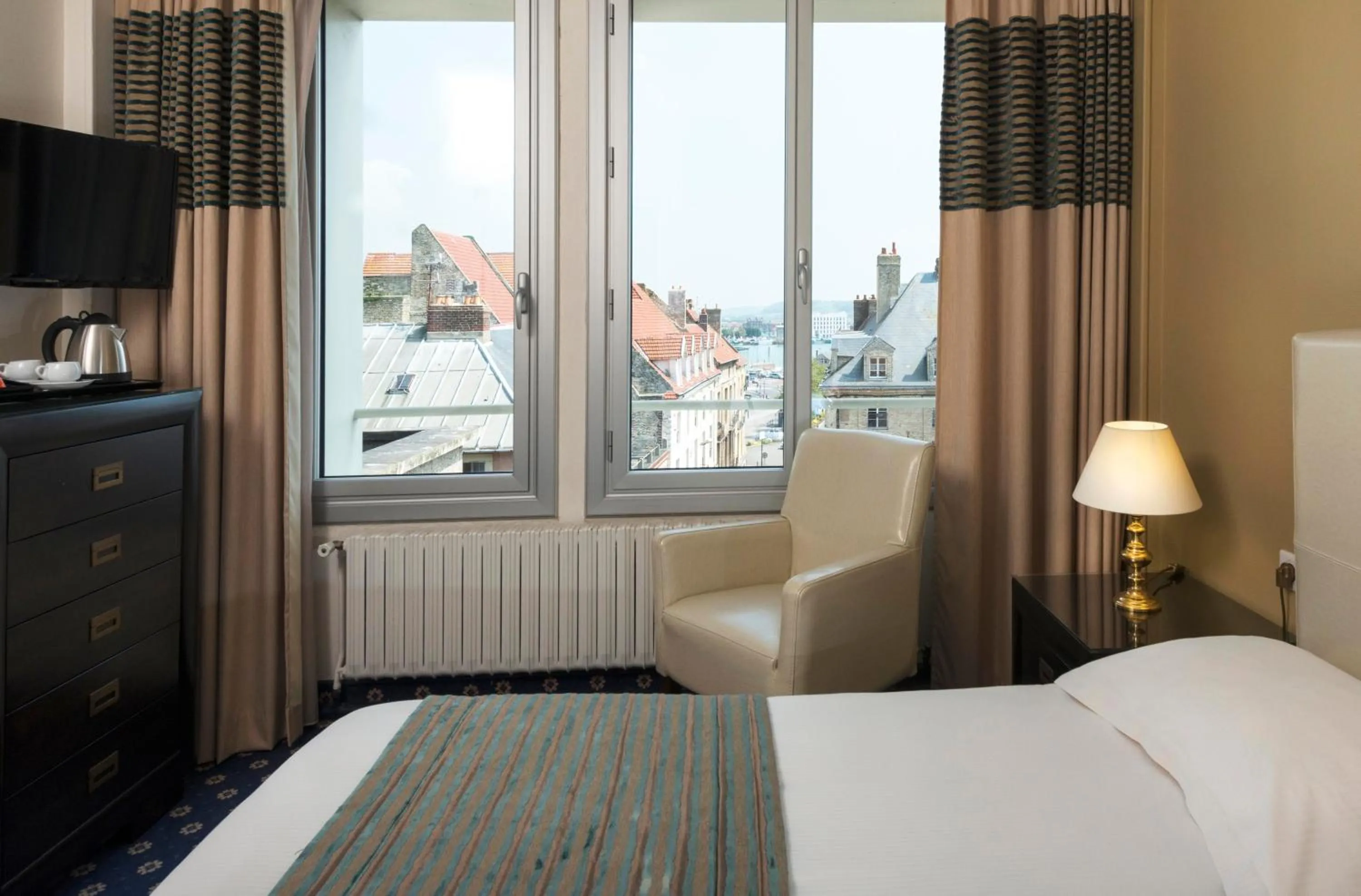 Photo of the whole room, Bed in Hotel Aguado