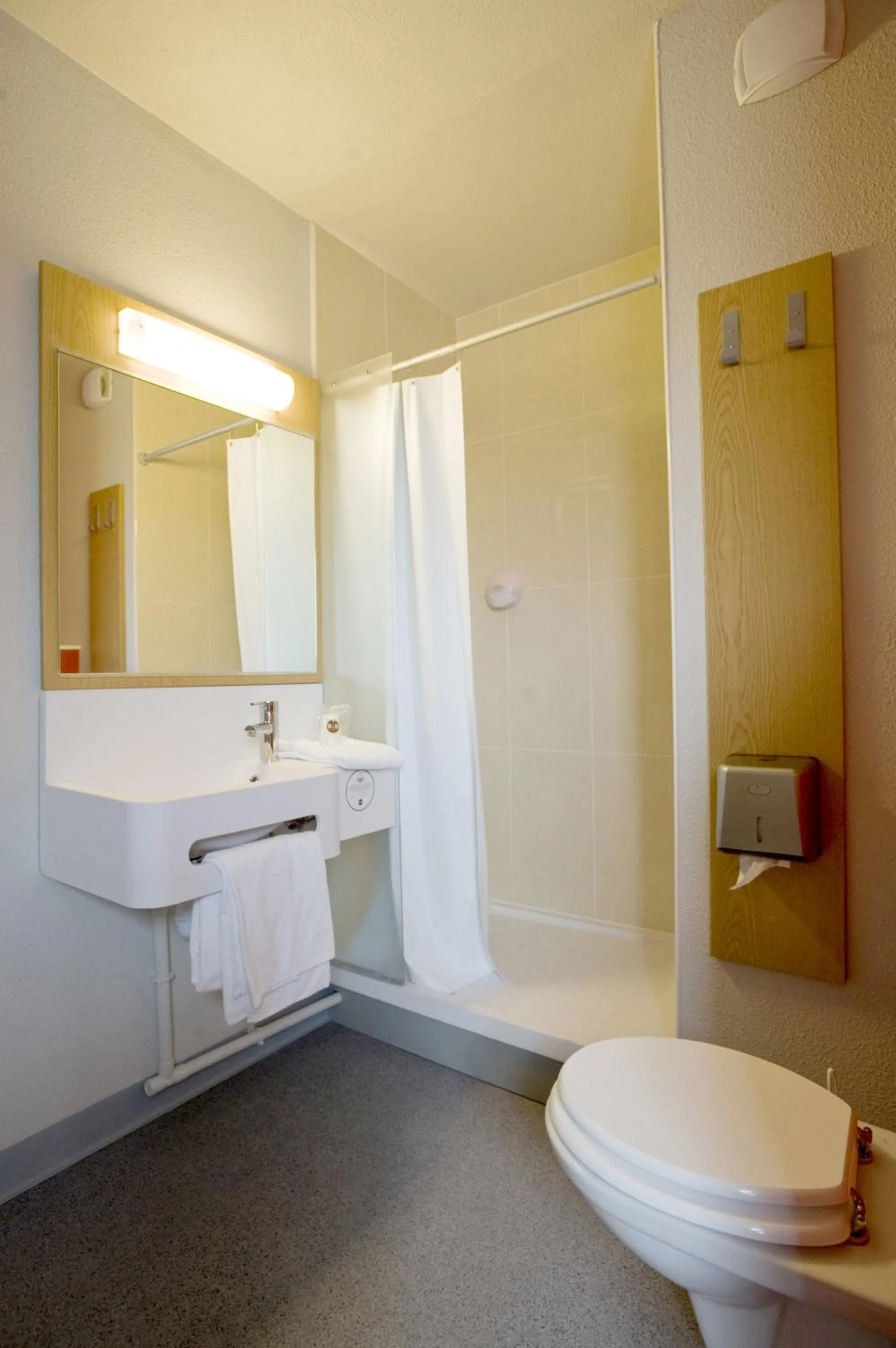 Bathroom in B&B HOTEL Paris Romainville Noisy-le-Sec