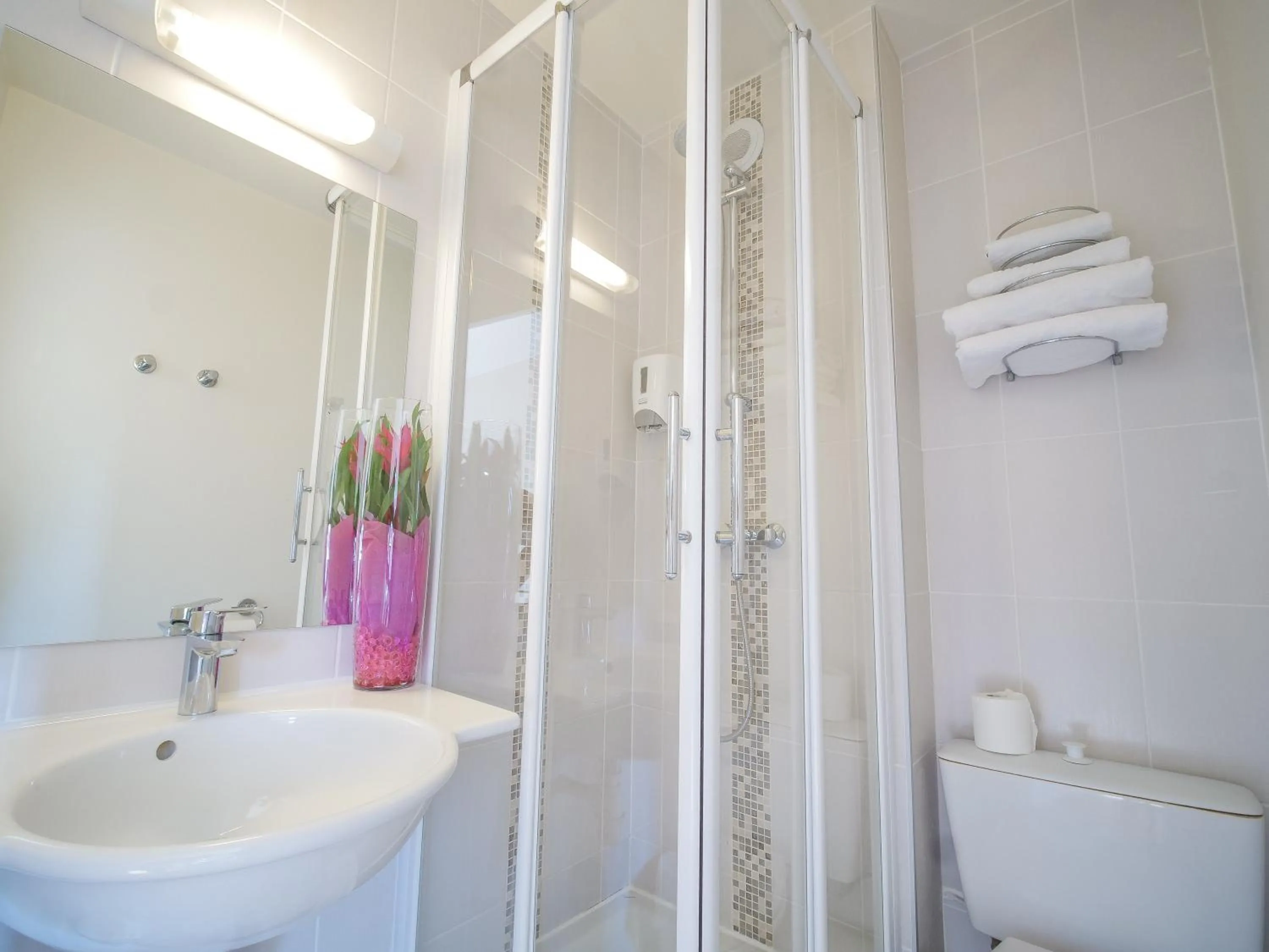 Shower in Hôtel Inn Design Resto Novo Chartres