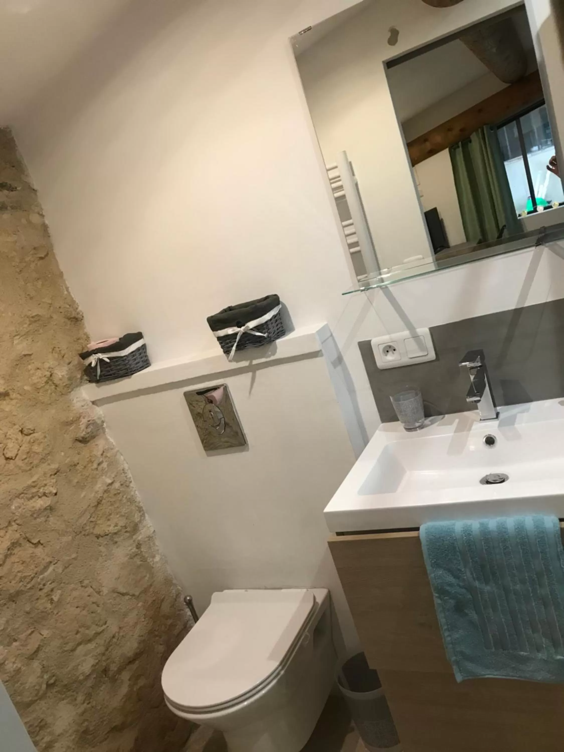 Toilet in Bastide Bellugue Maison d'hôtes réseau Bienvenue à La Ferme à 3 minutes de Lourmarin