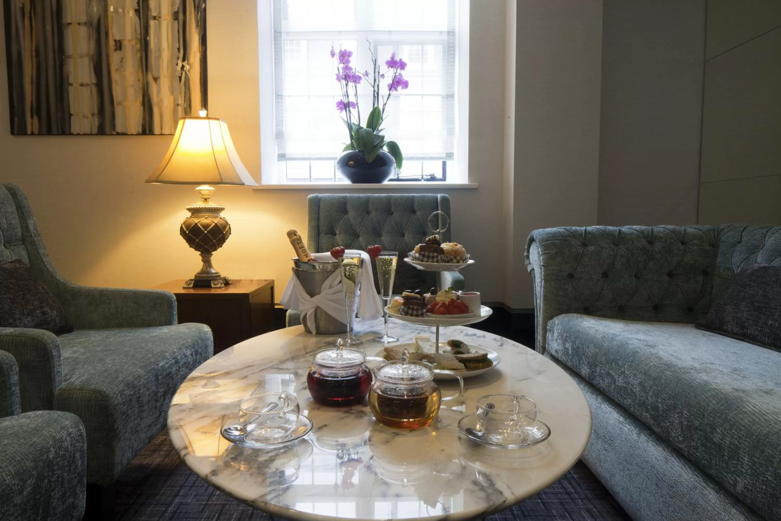 Lounge or bar in Wellington Hotel by Blue Orchid