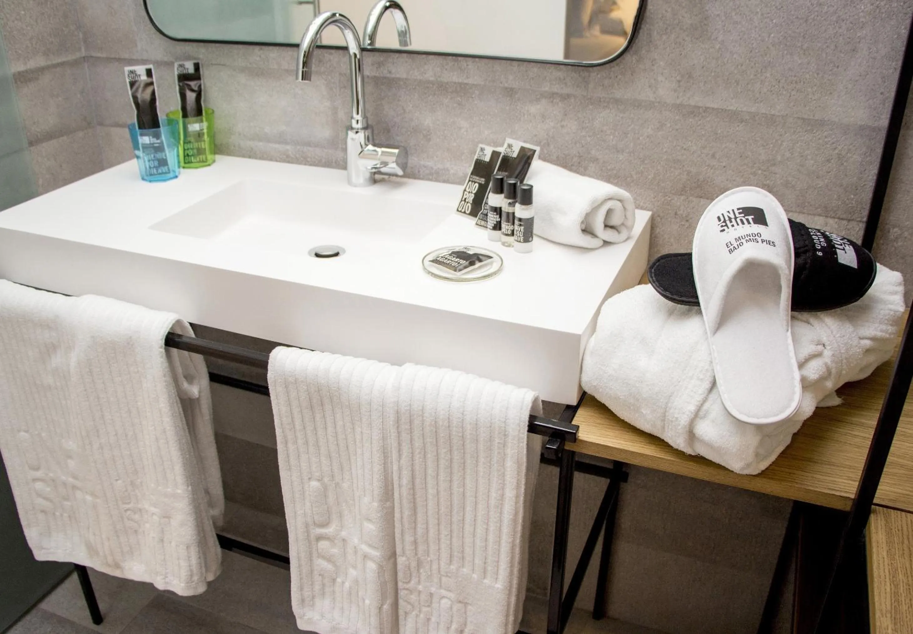 Bathroom in One Shot Colón