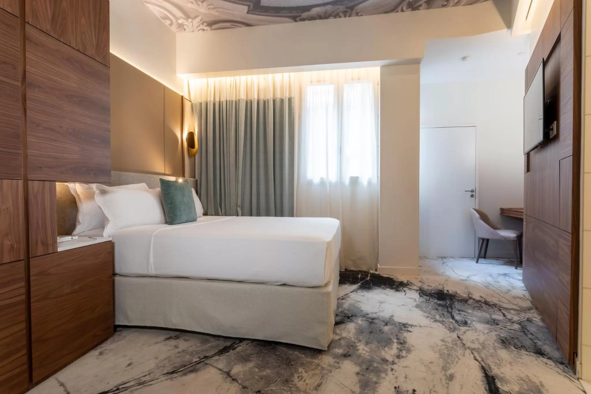 Photo of the whole room, Bed in InterContinental Paris Champs Elysées Etoile by IHG