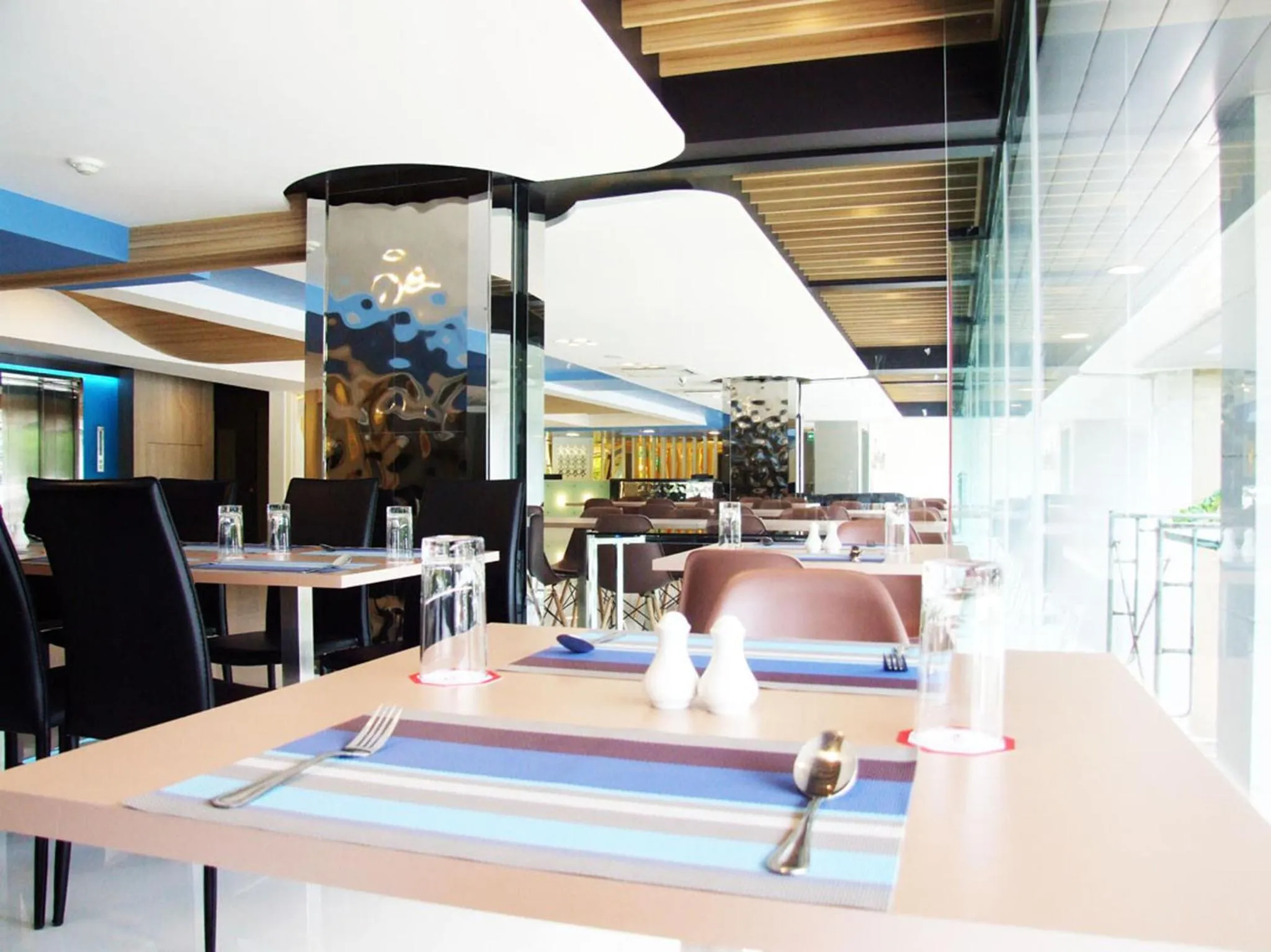 Restaurant/places to eat in Grand Tower Inn Sathorn Hotel