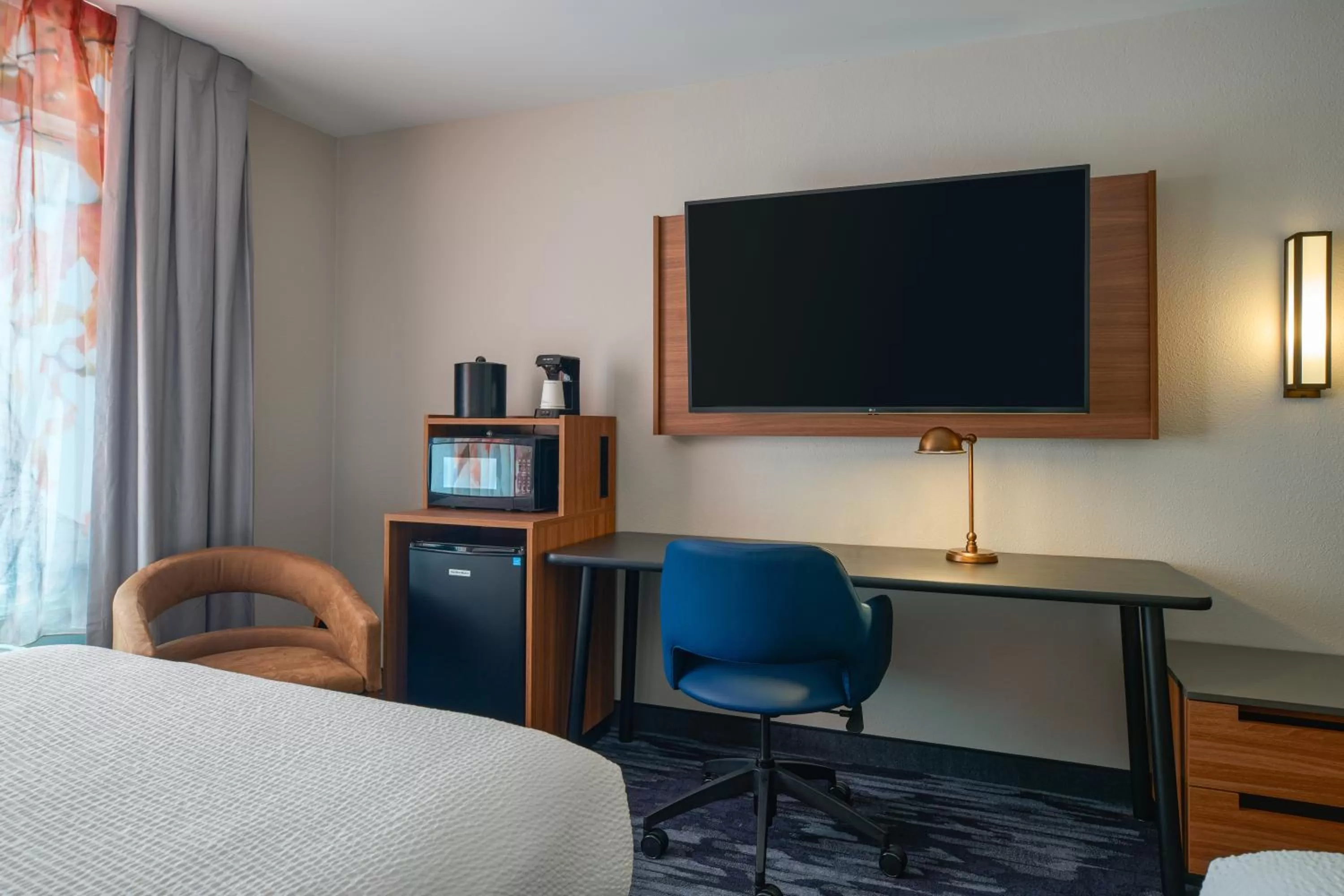 TV and multimedia, Bed in Fairfield Inn and Suites by Marriott Winchester