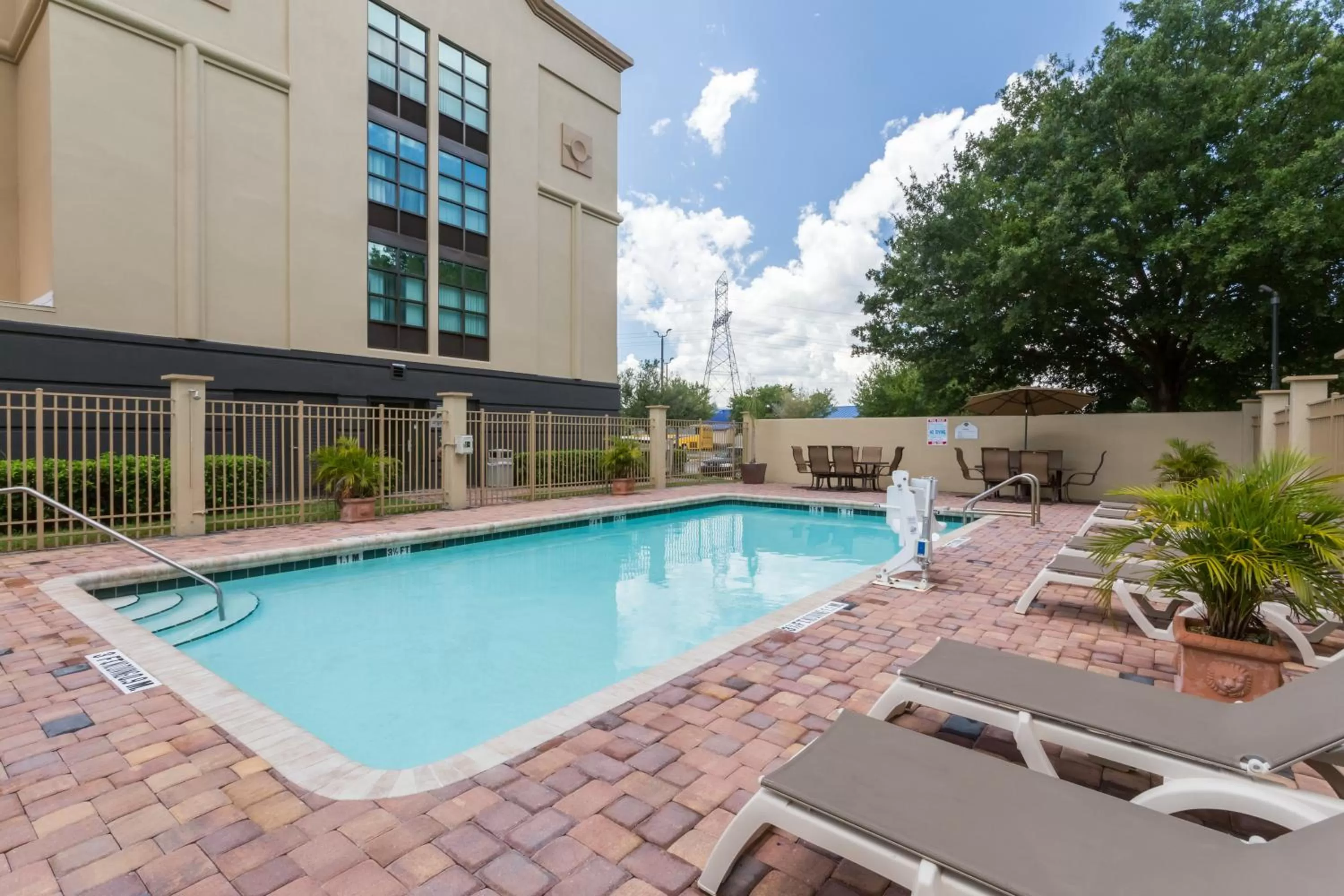 Swimming pool in Wingate by Wyndham, Universal Studios - Free Theme Park Shuttle