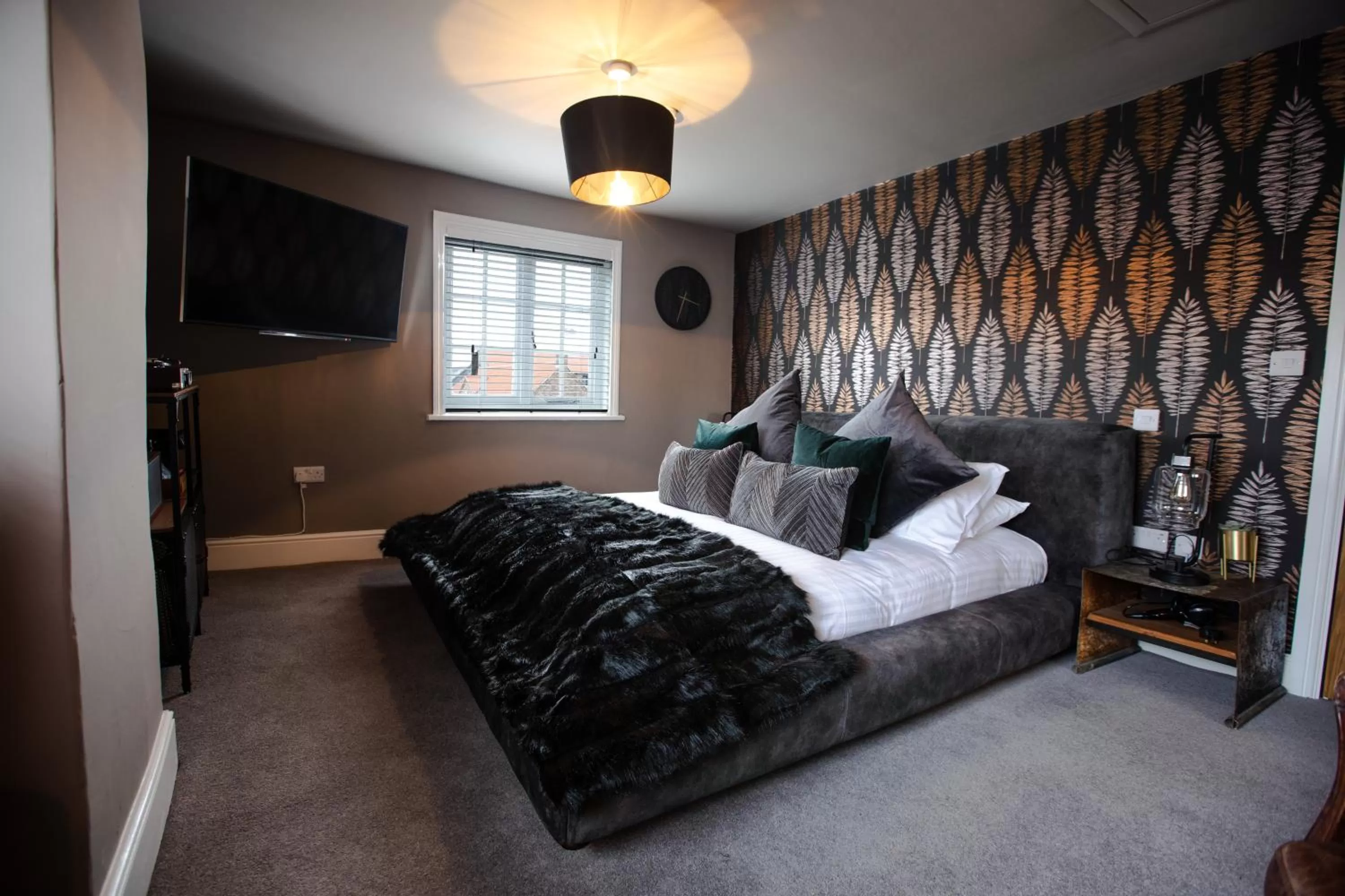 Bed in The Wheatsheaf Pub, Kitchen & Rooms