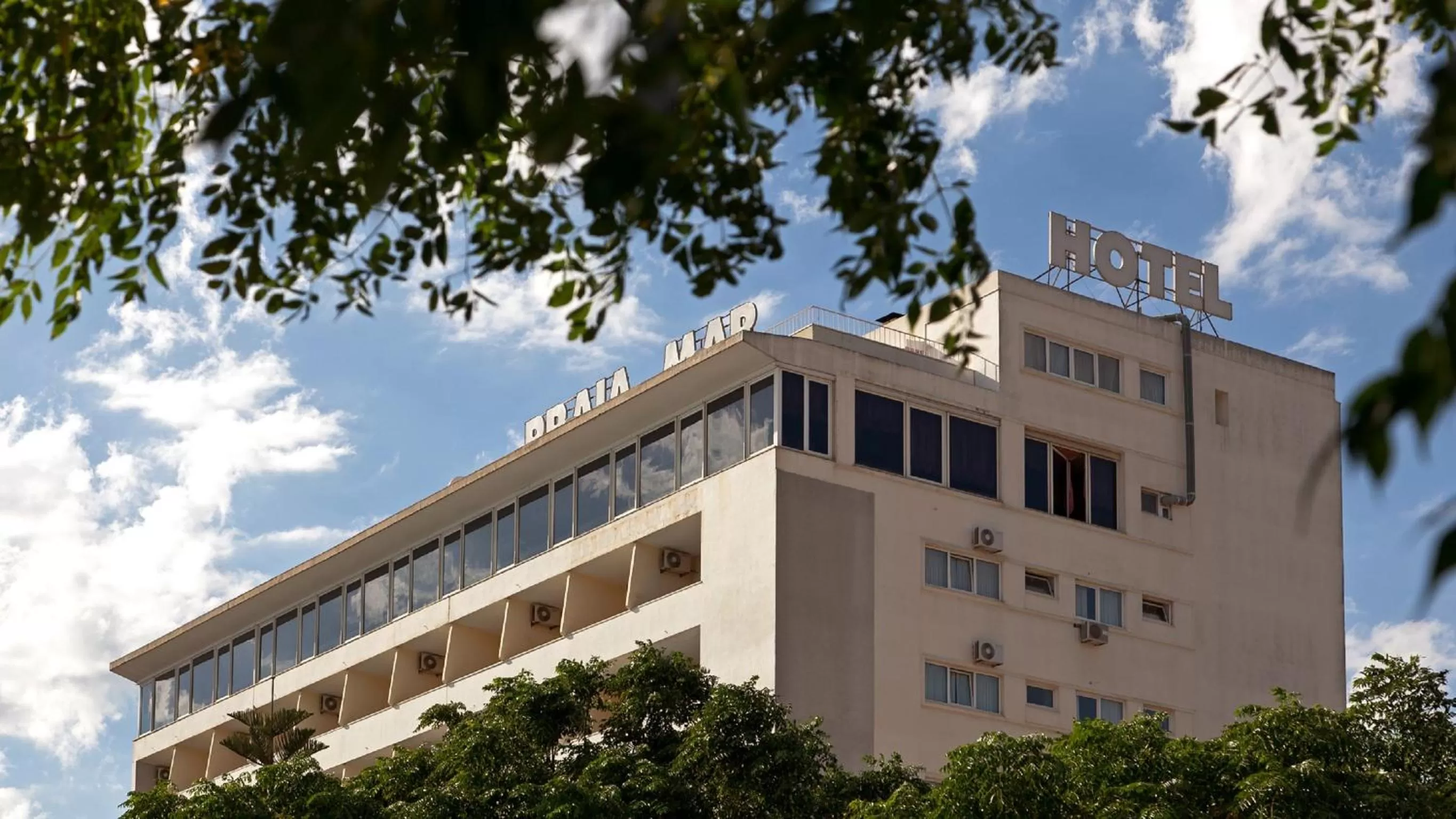 Property building in Carcavelos Beach Hotel