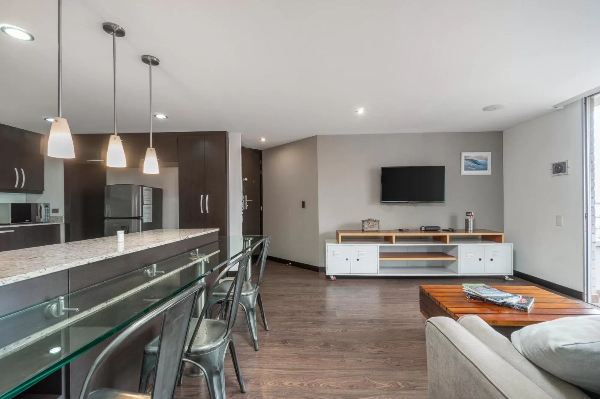 Living room in Apartamentos Poblado Alejandría by HOUSY HOST