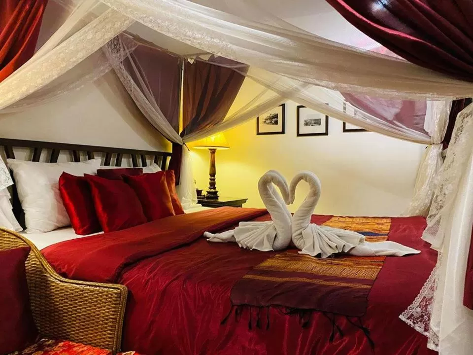 Bed in Tri Yaan Na Ros Colonial House