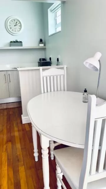 Kitchen or kitchenette, Dining Area in On the Bay