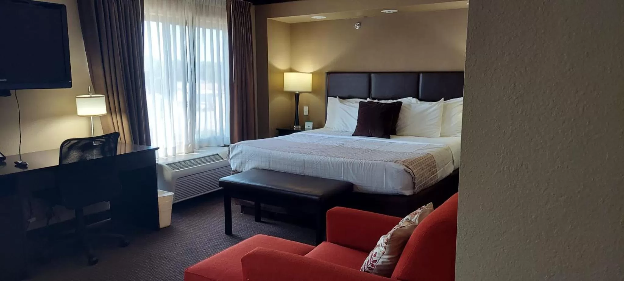 Bed in Parkwood Inn & Suites