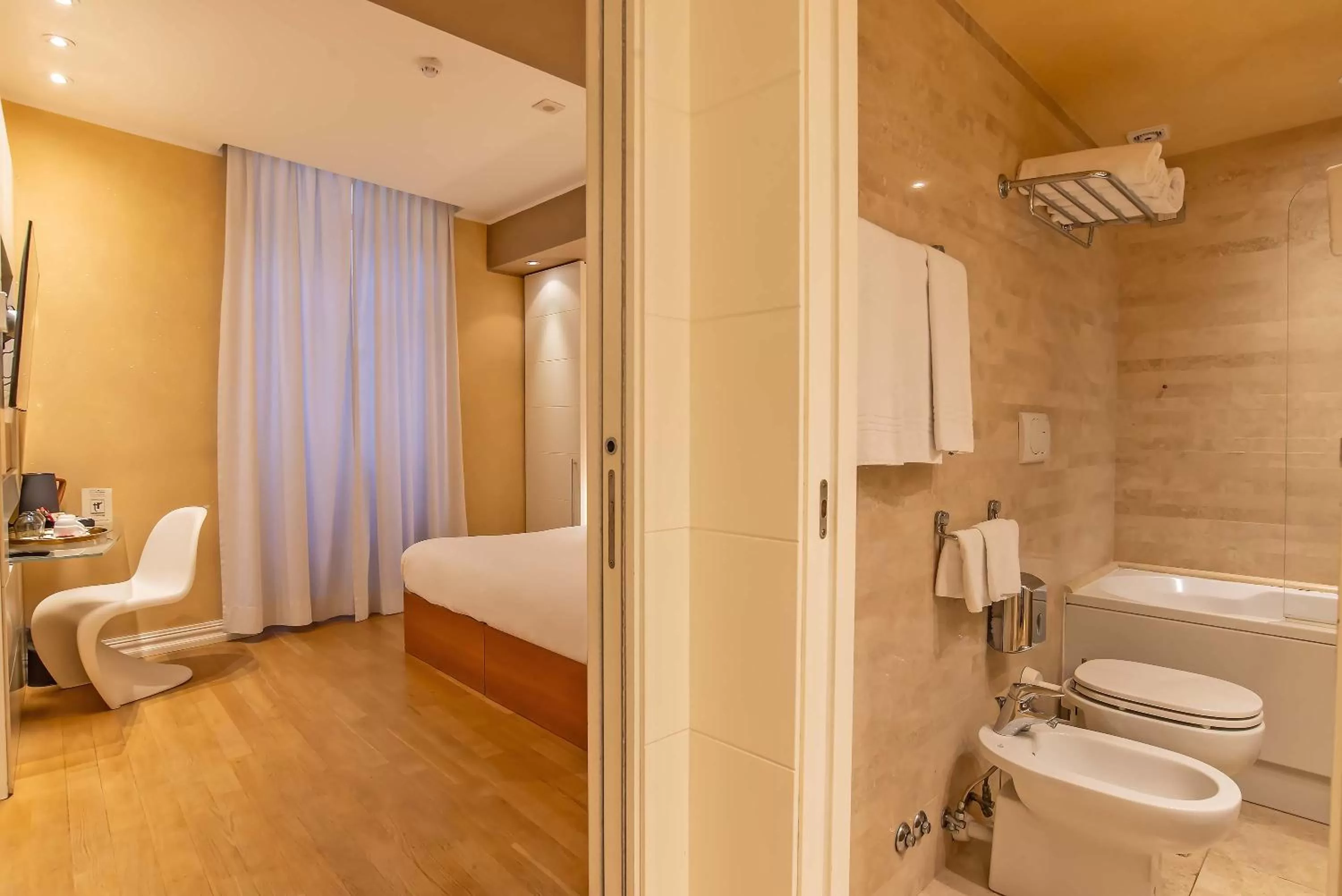Toilet, Bed in Hotel White