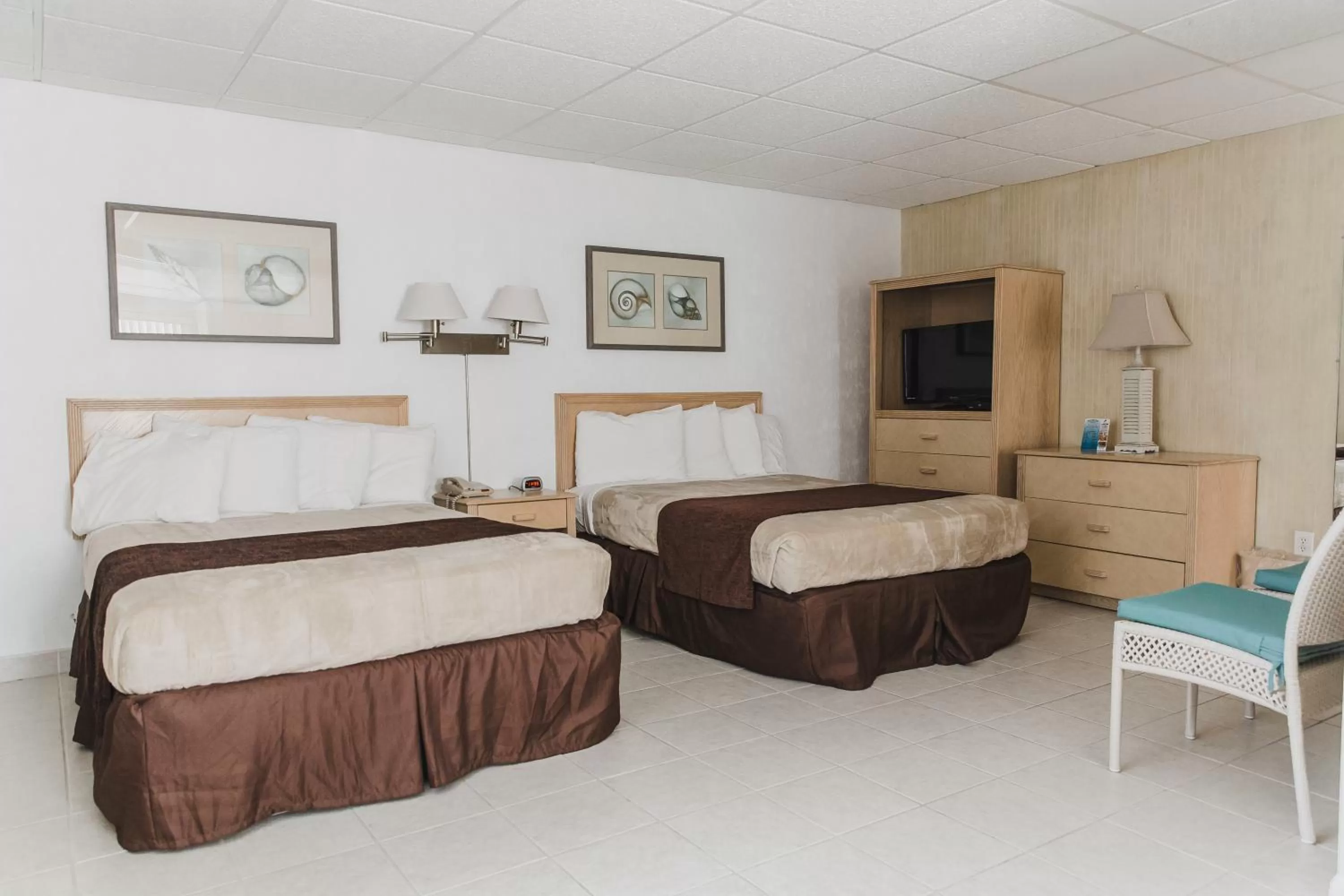 Bed in Heart of Wildwood Motel