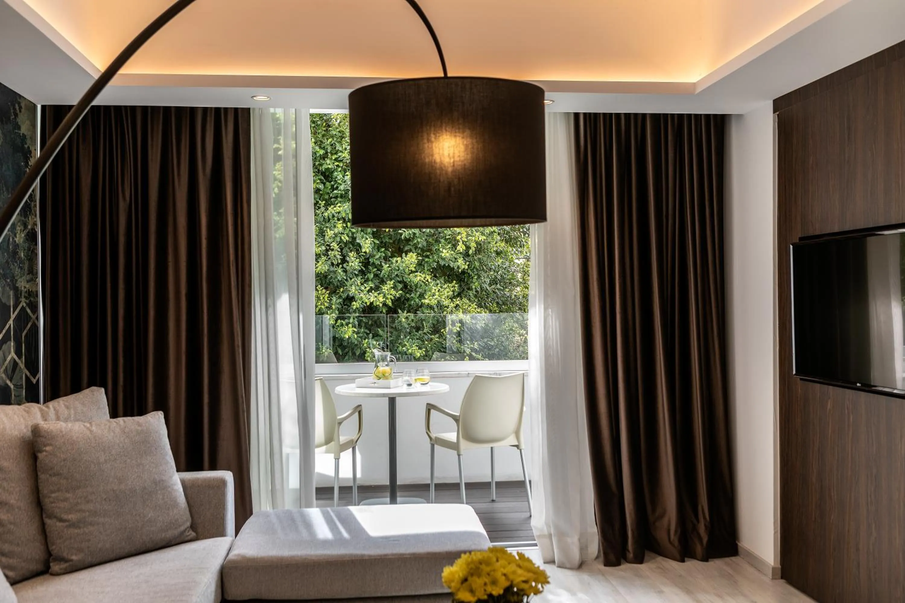 TV and multimedia in Almond Business Hotel