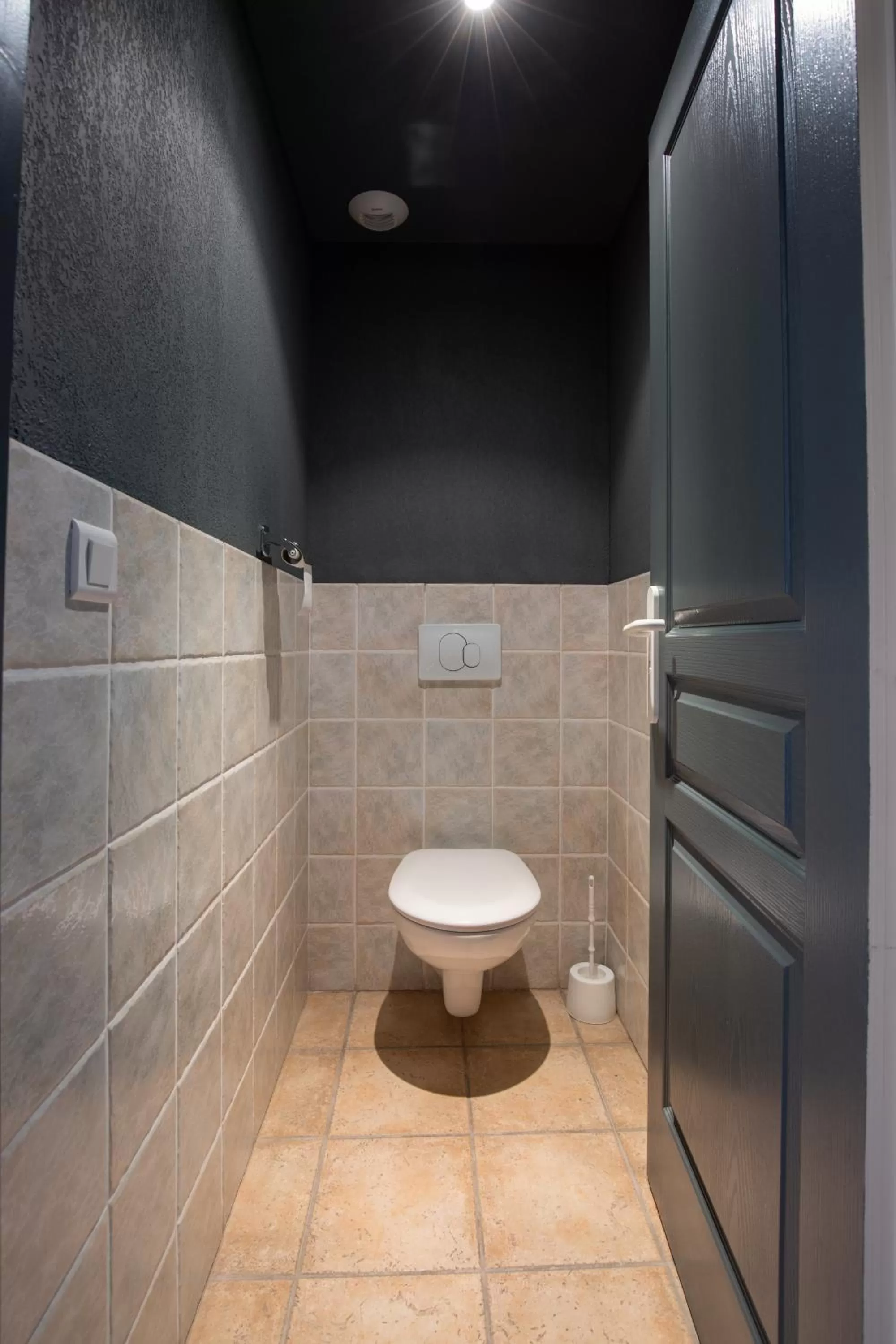 Toilet in Hôtel La Perna