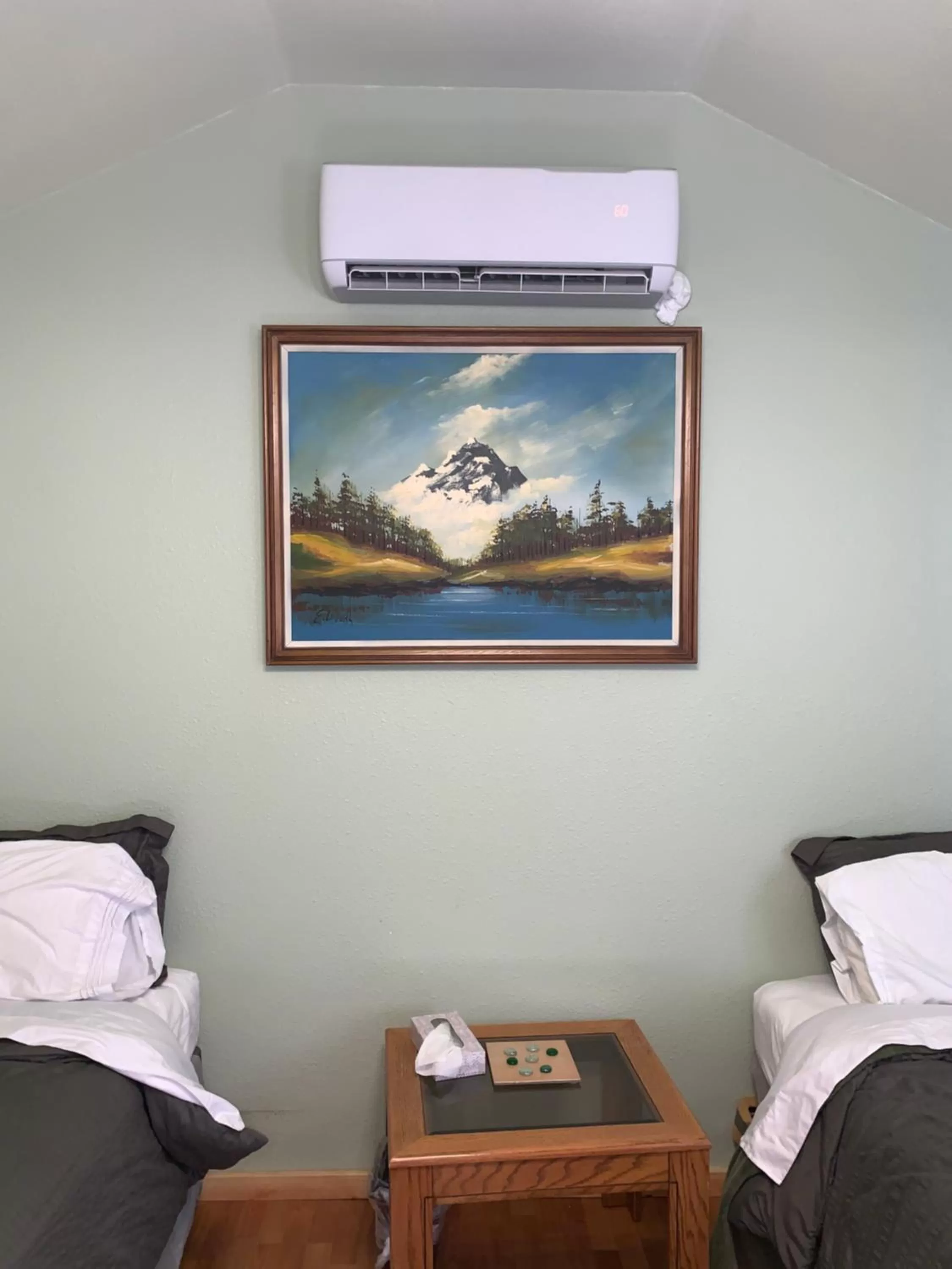 Bedroom, Bed in Glacier Haven Inn