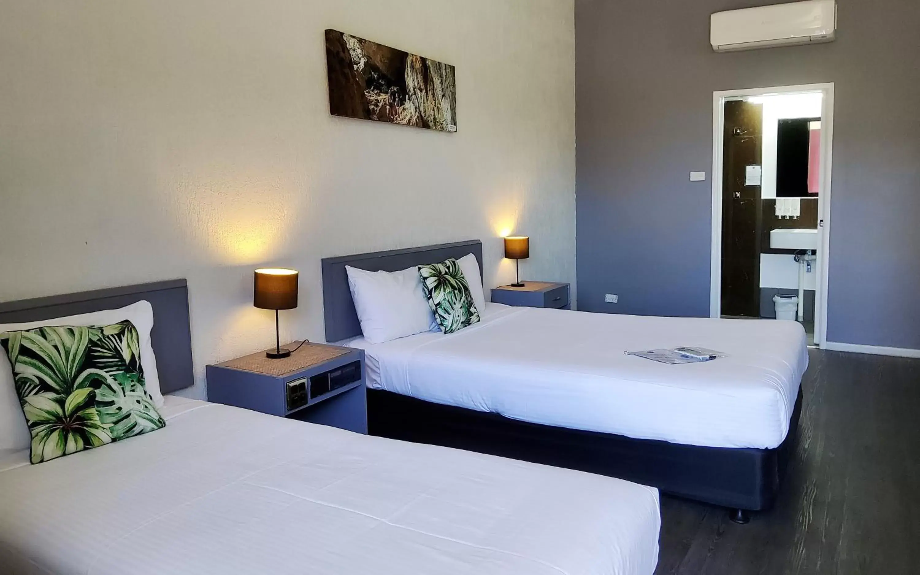 Pet Friendly Twin Room in Archer Park Motel Pet Friendly Twin Room in Archer Park Motel