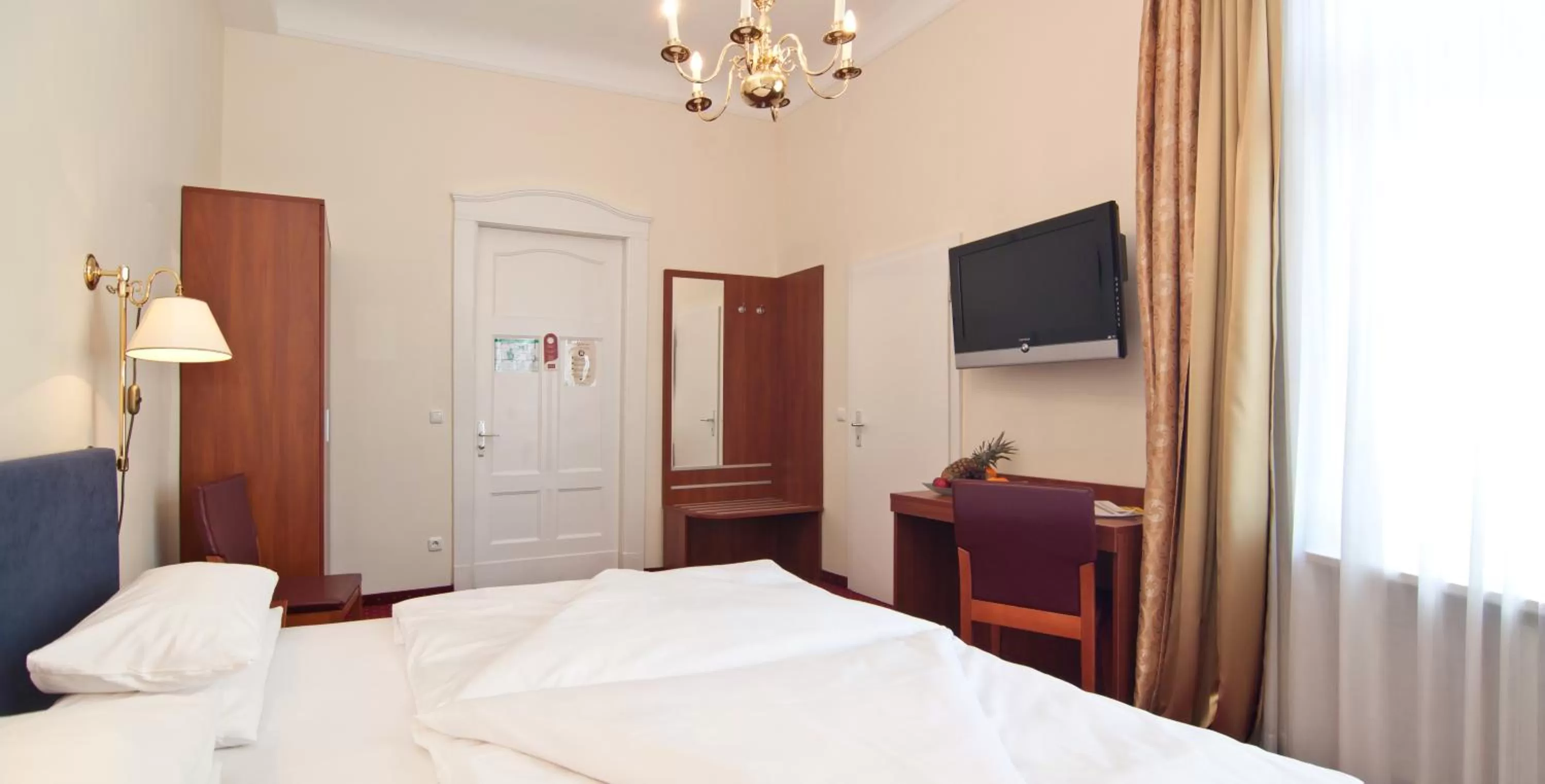 Bedroom, Bed in Hotel Kronprinz Hamburg Hauptbahnhof