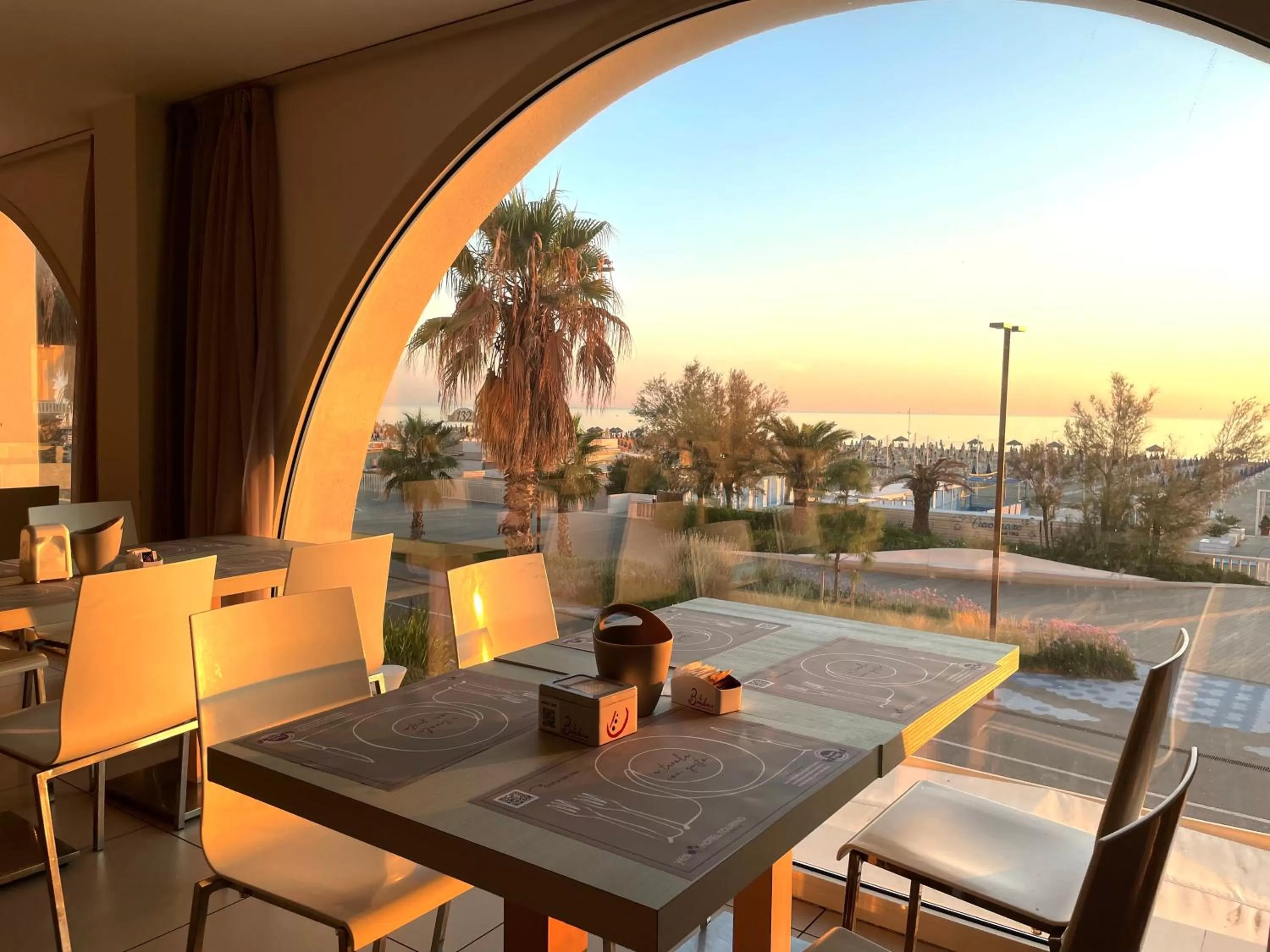 Restaurant/places to eat in Yes Hotel Touring & SPA