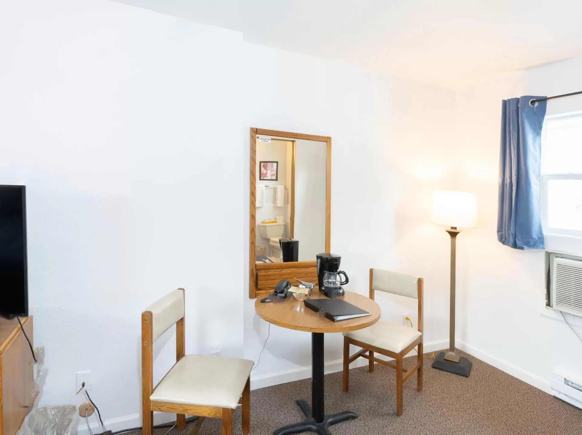 Seating area, Bed in Siesta Motel Colfax WA