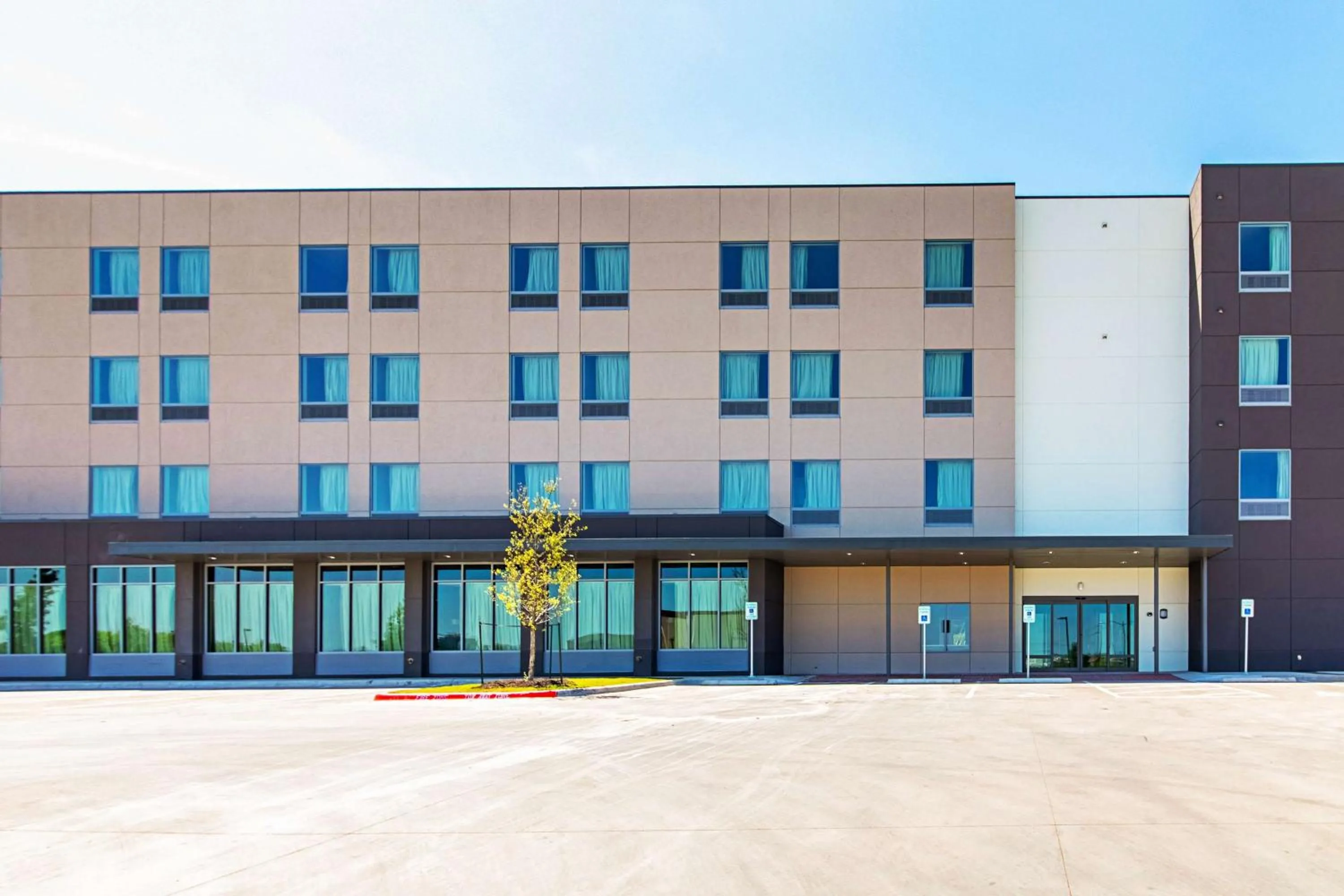 Property building in Studio 6 Austin Airport