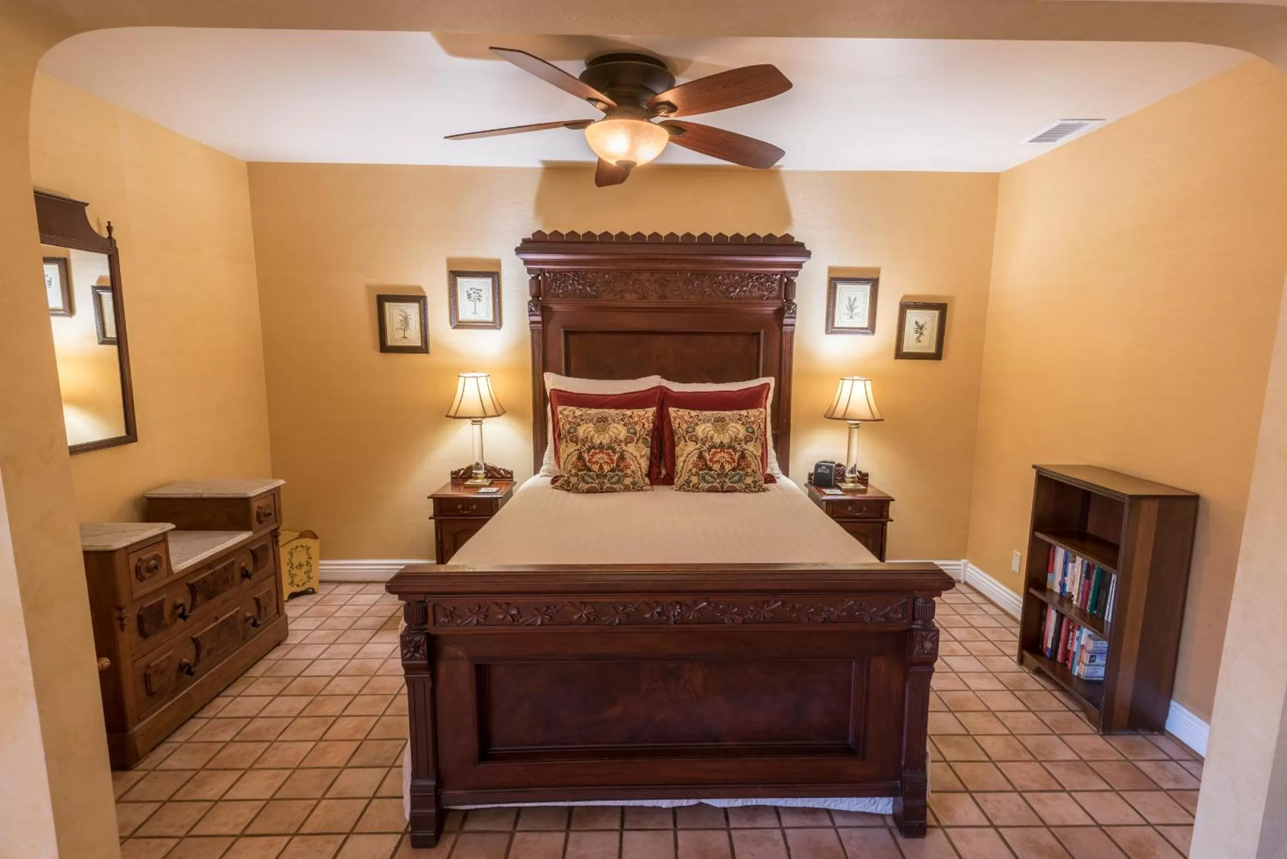 Bed in Harbor House Inn