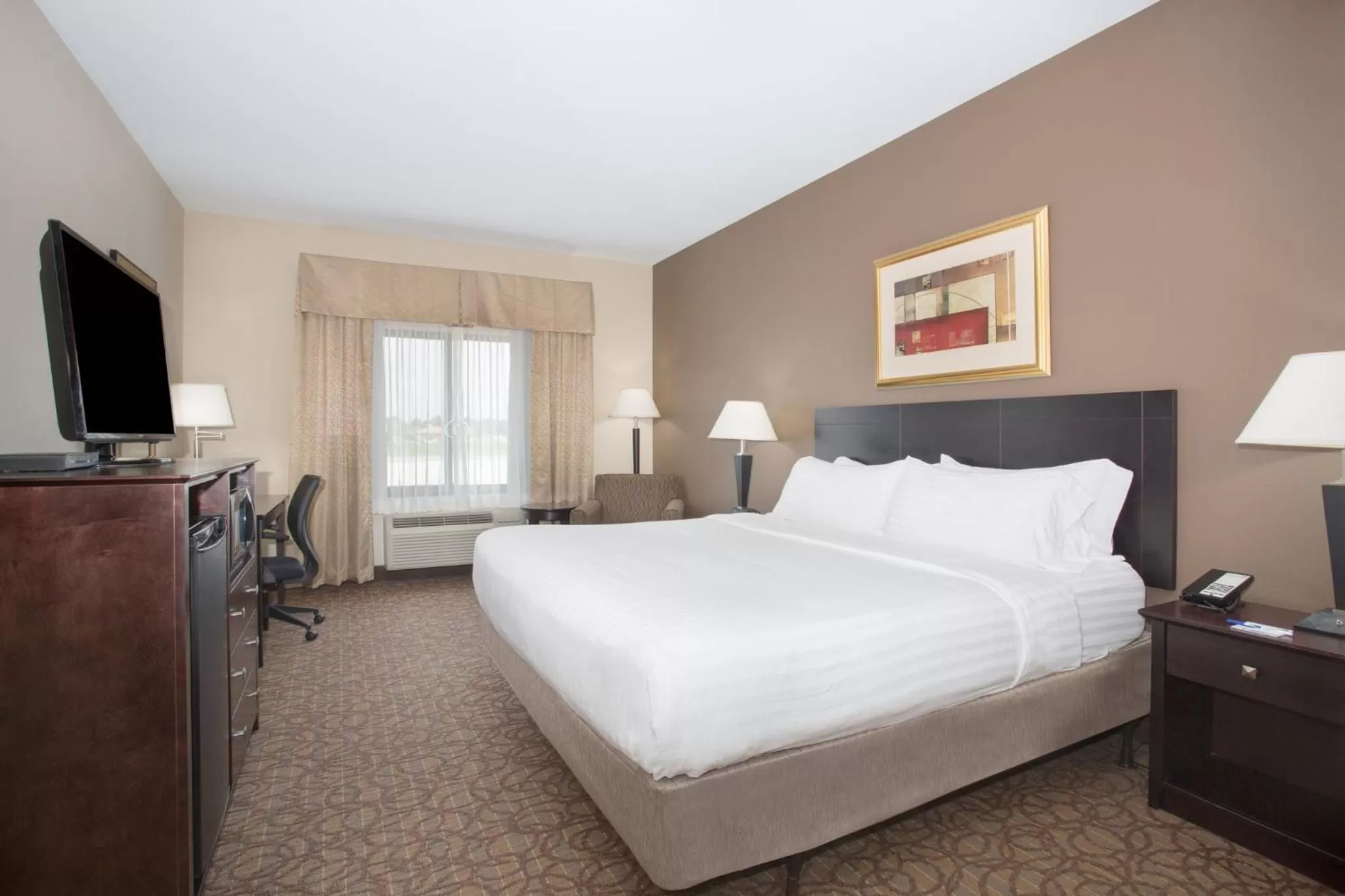 Photo of the whole room, Bed in Holiday Inn Express Hotel & Suites Concordia US 81 by IHG