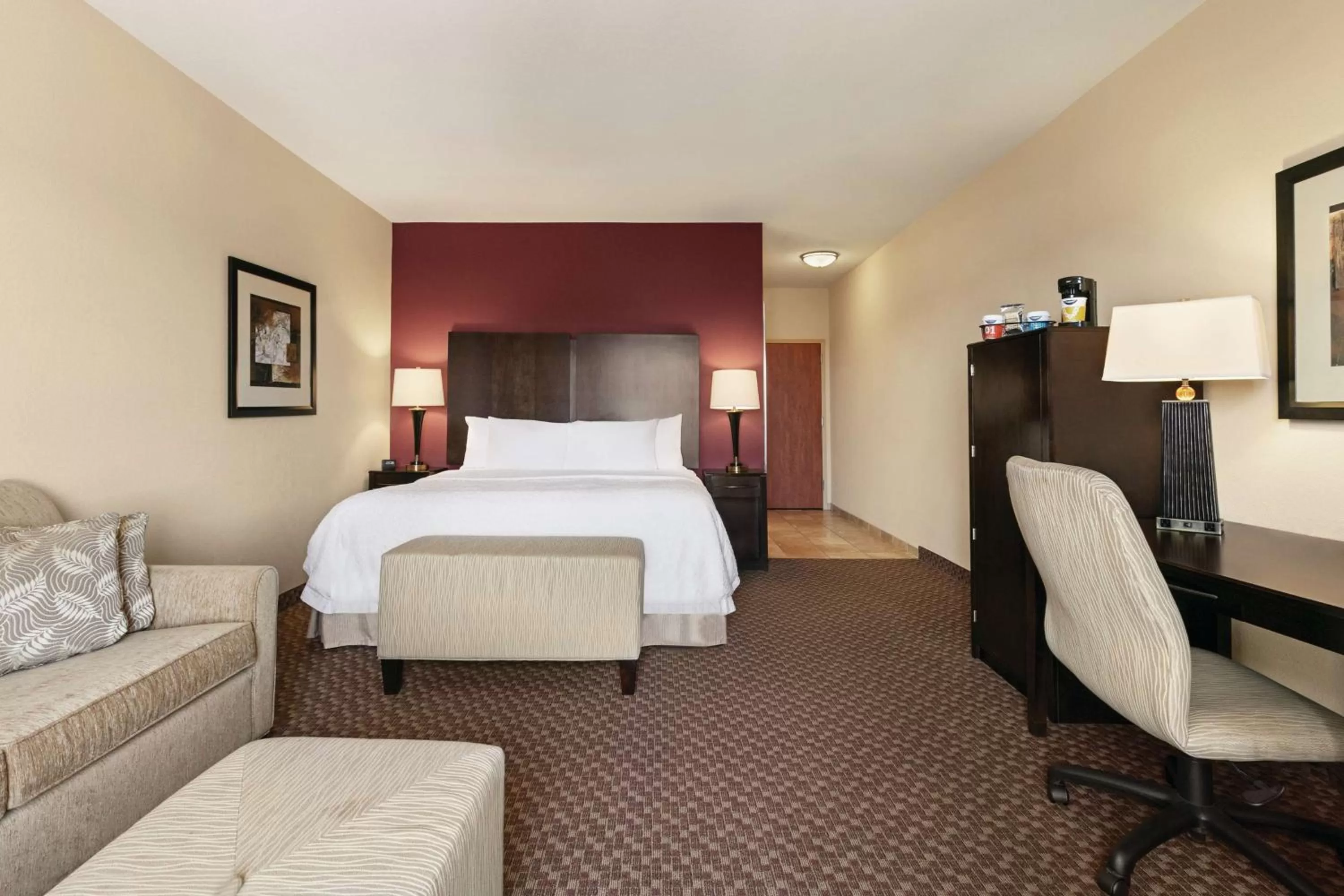 Living room, Bed in Hampton Inn & Suites Enid