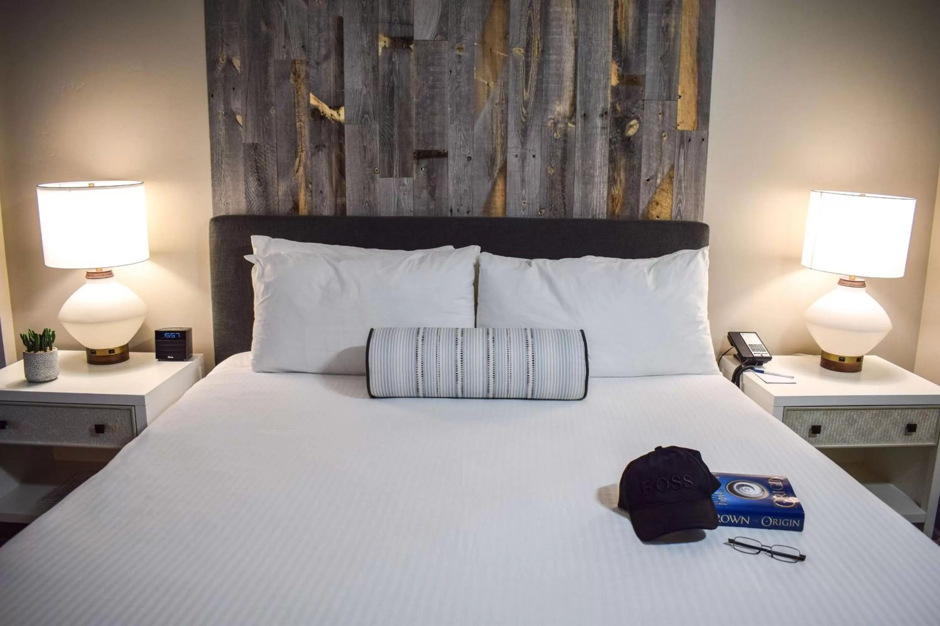 Photo of the whole room, Bed in Beachside Inn