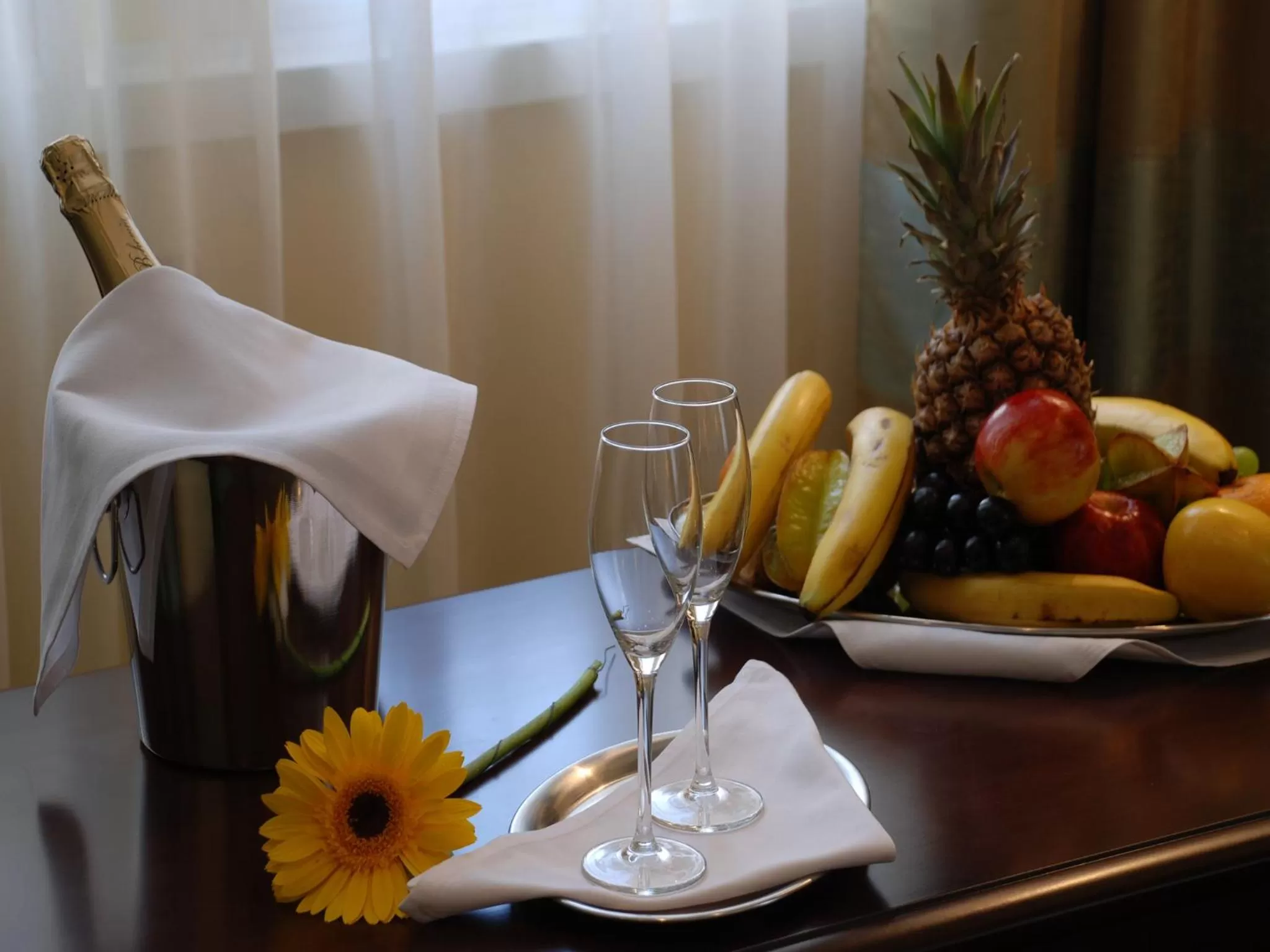 Food and drinks in EA Hotel Downtown