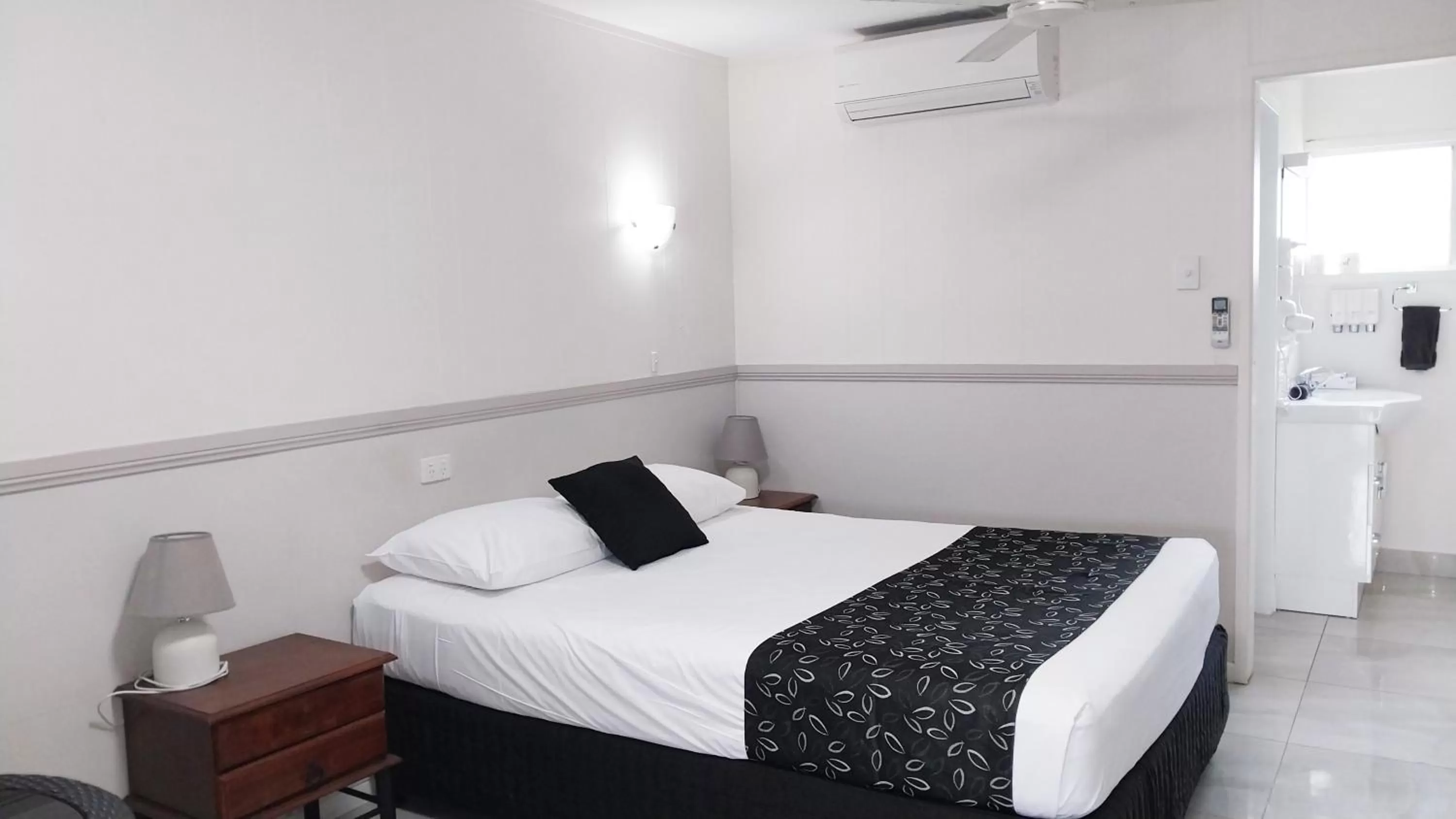 Bedroom, Bed in Miners Lodge Motor Inn