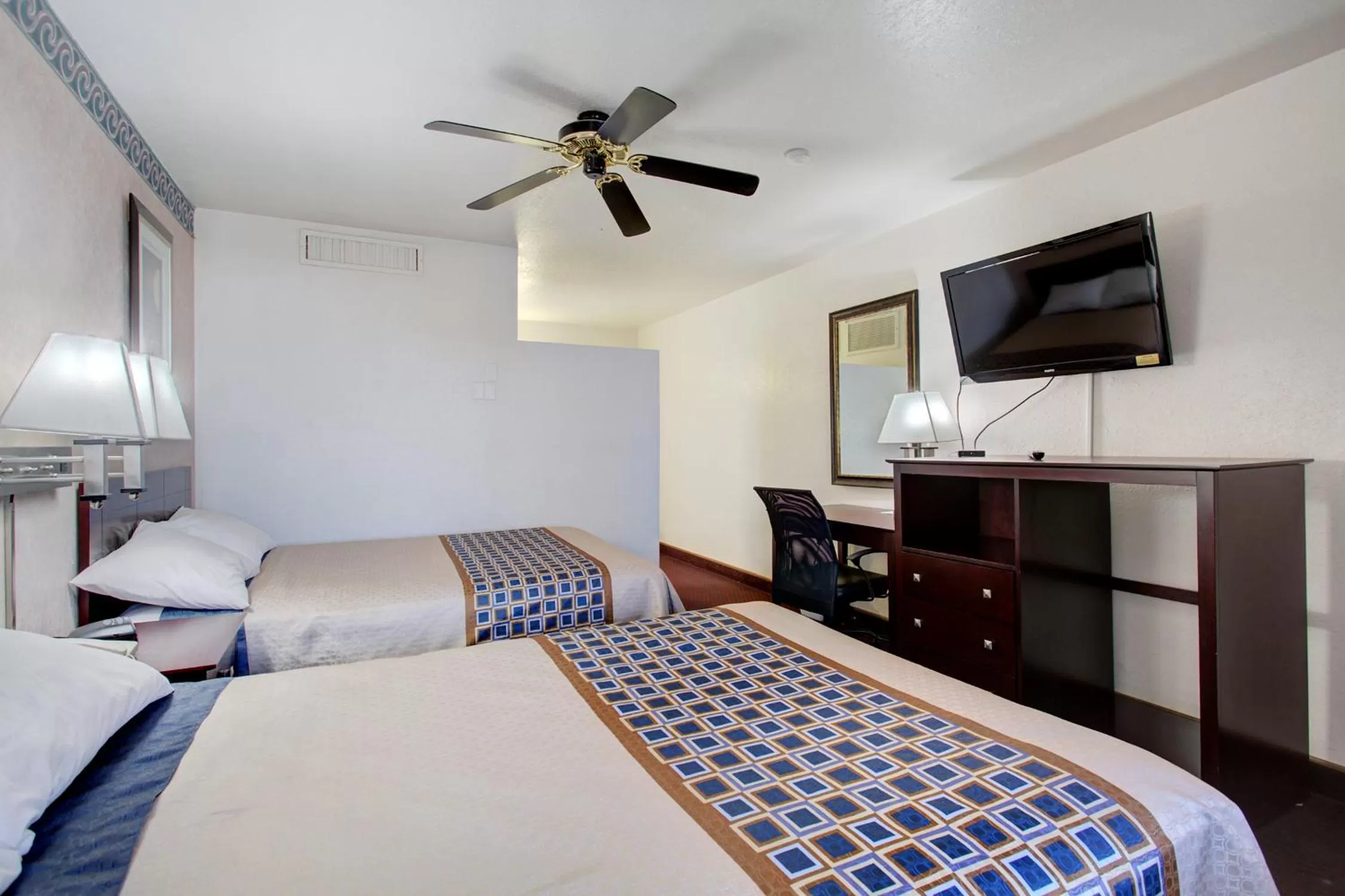 TV and multimedia, Bed in Carlsbad Inn , New Mexico