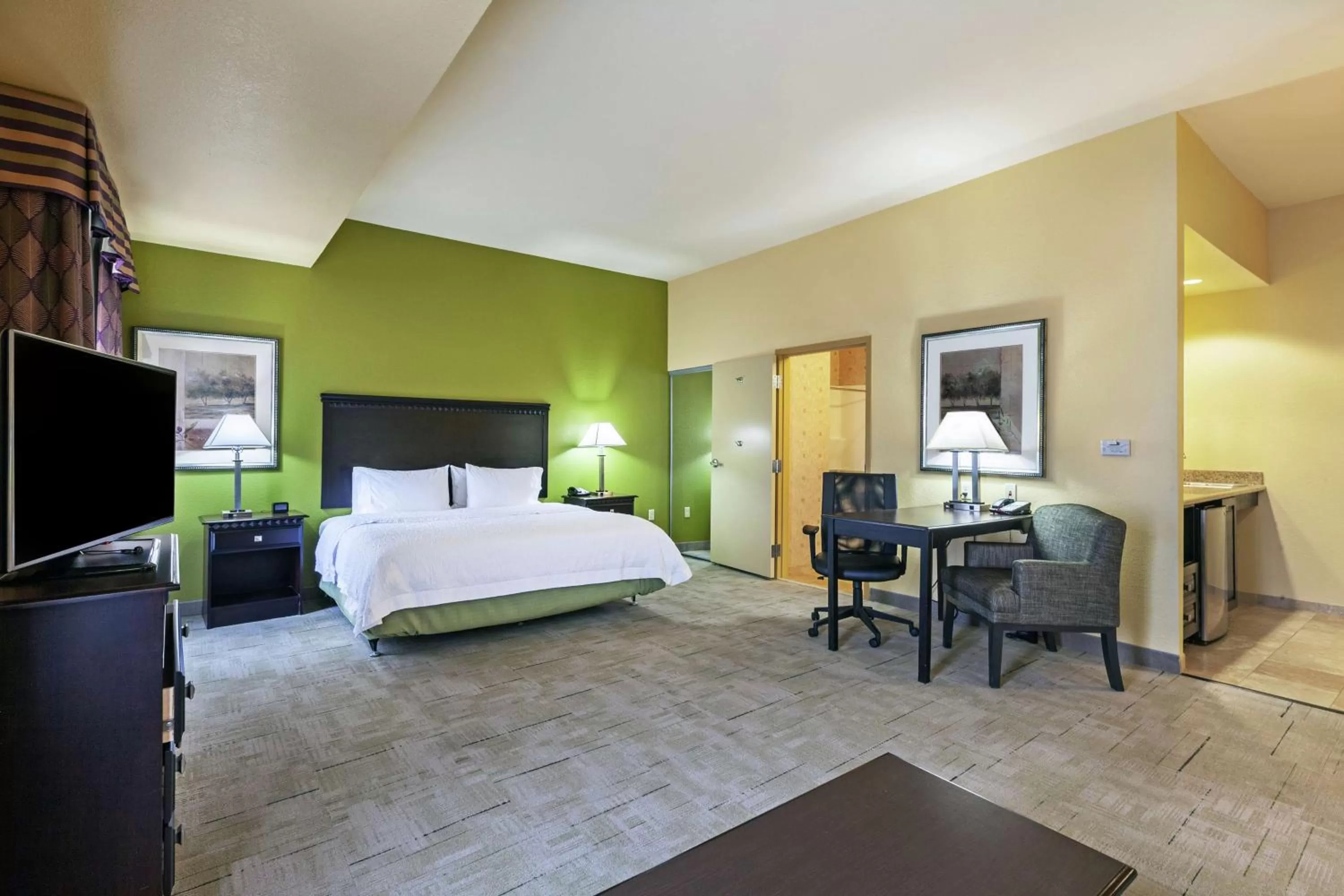 Bedroom, Bed in Hampton Inn & Suites Owasso