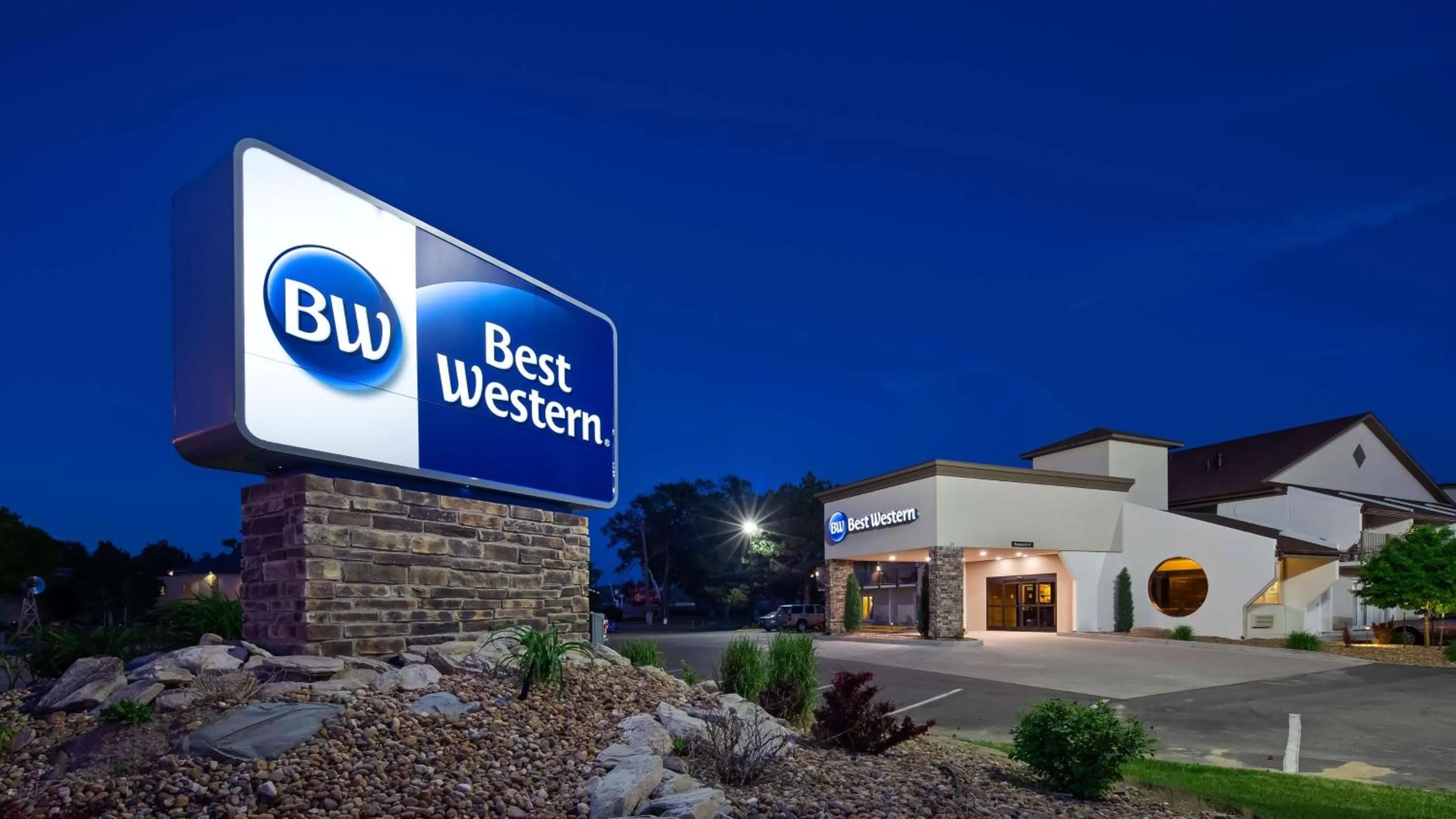 Property building in Best Western Sundowner