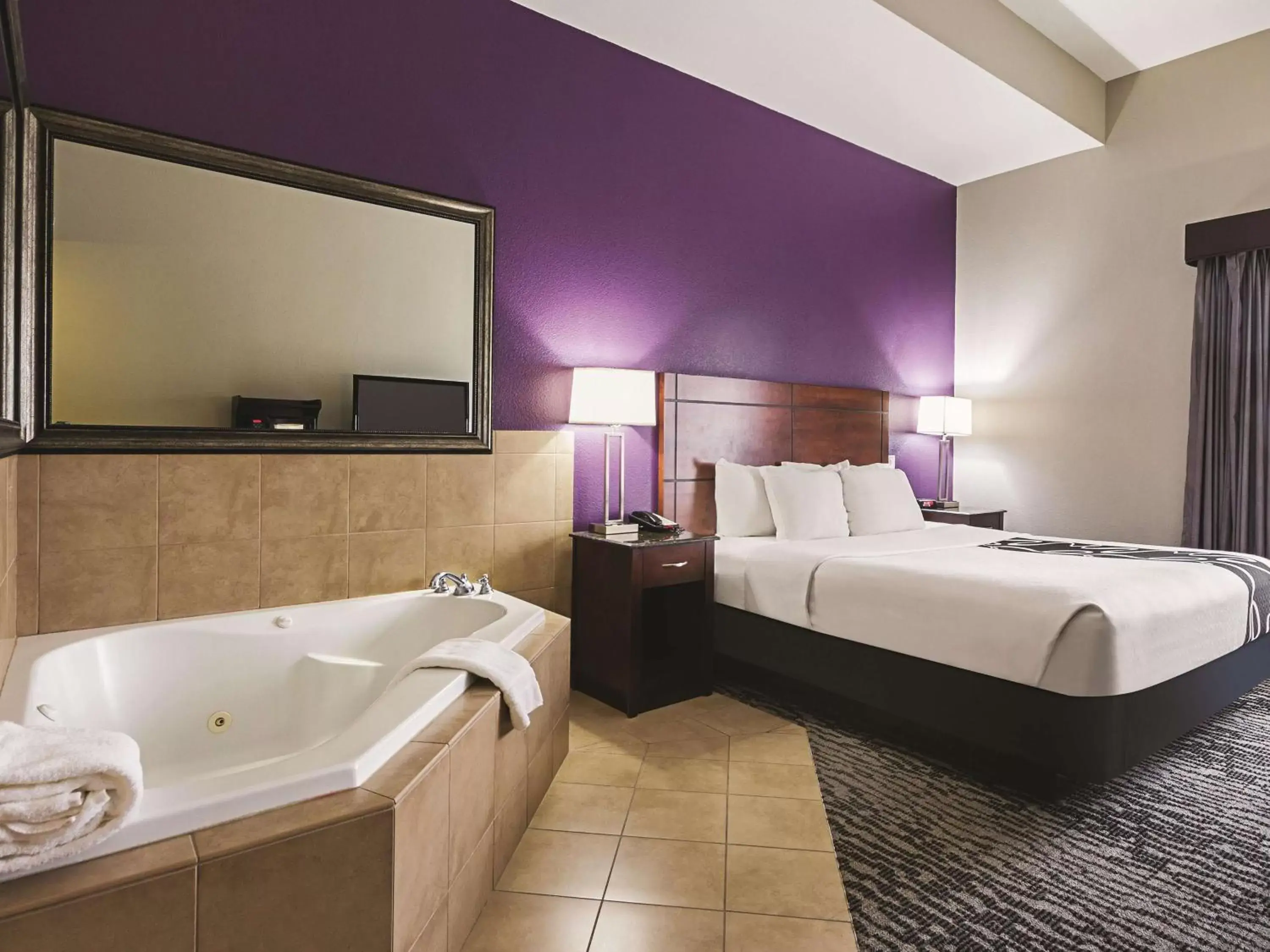 Deluxe King Suite With In Room Spa in La Quinta by Wyndham Fresno Northwest Deluxe King Suite With In Room Spa in La Quinta by Wyndham Fresno Northwest