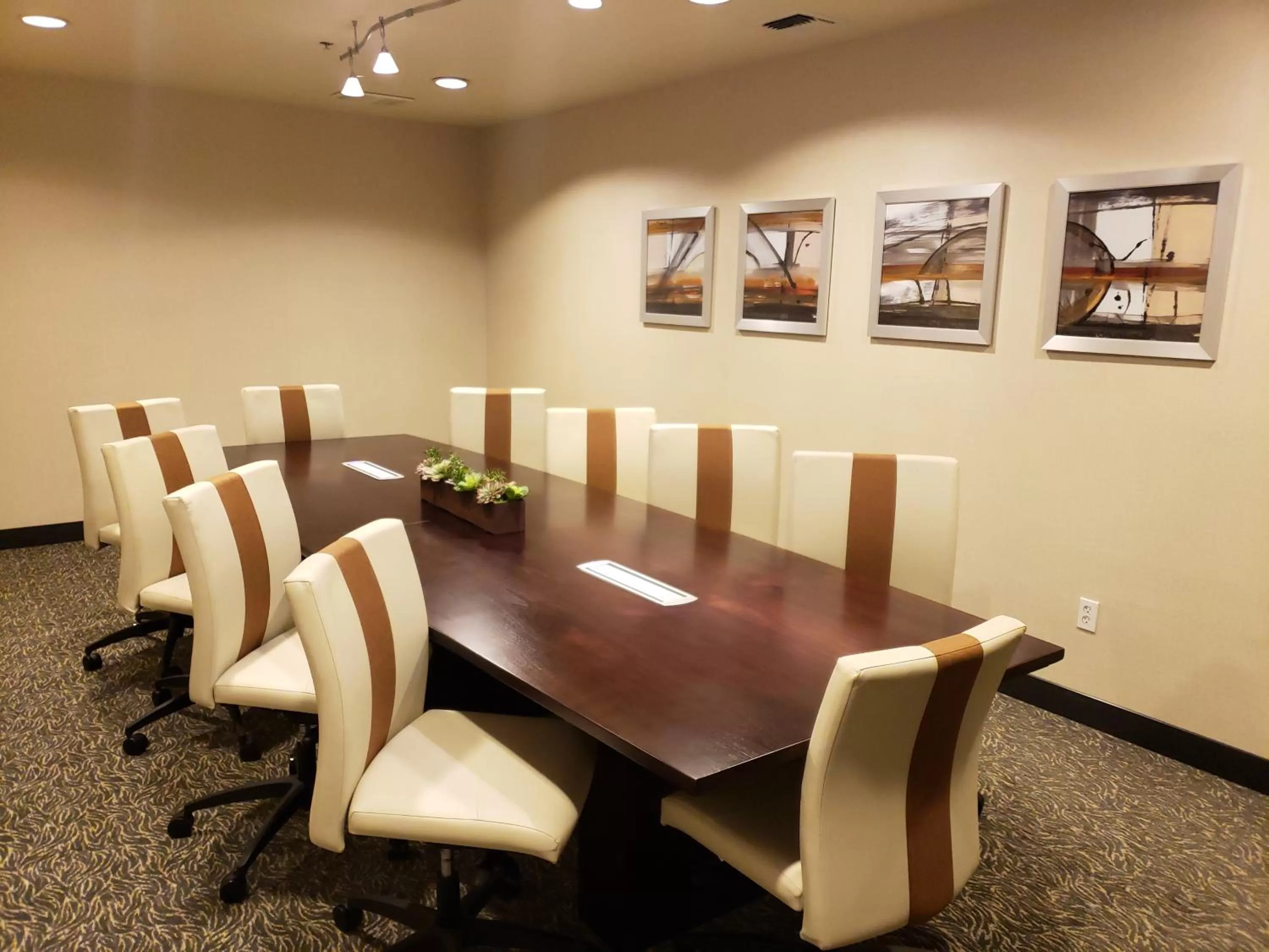 Swimming pool in Oxford Suites Spokane Downtown