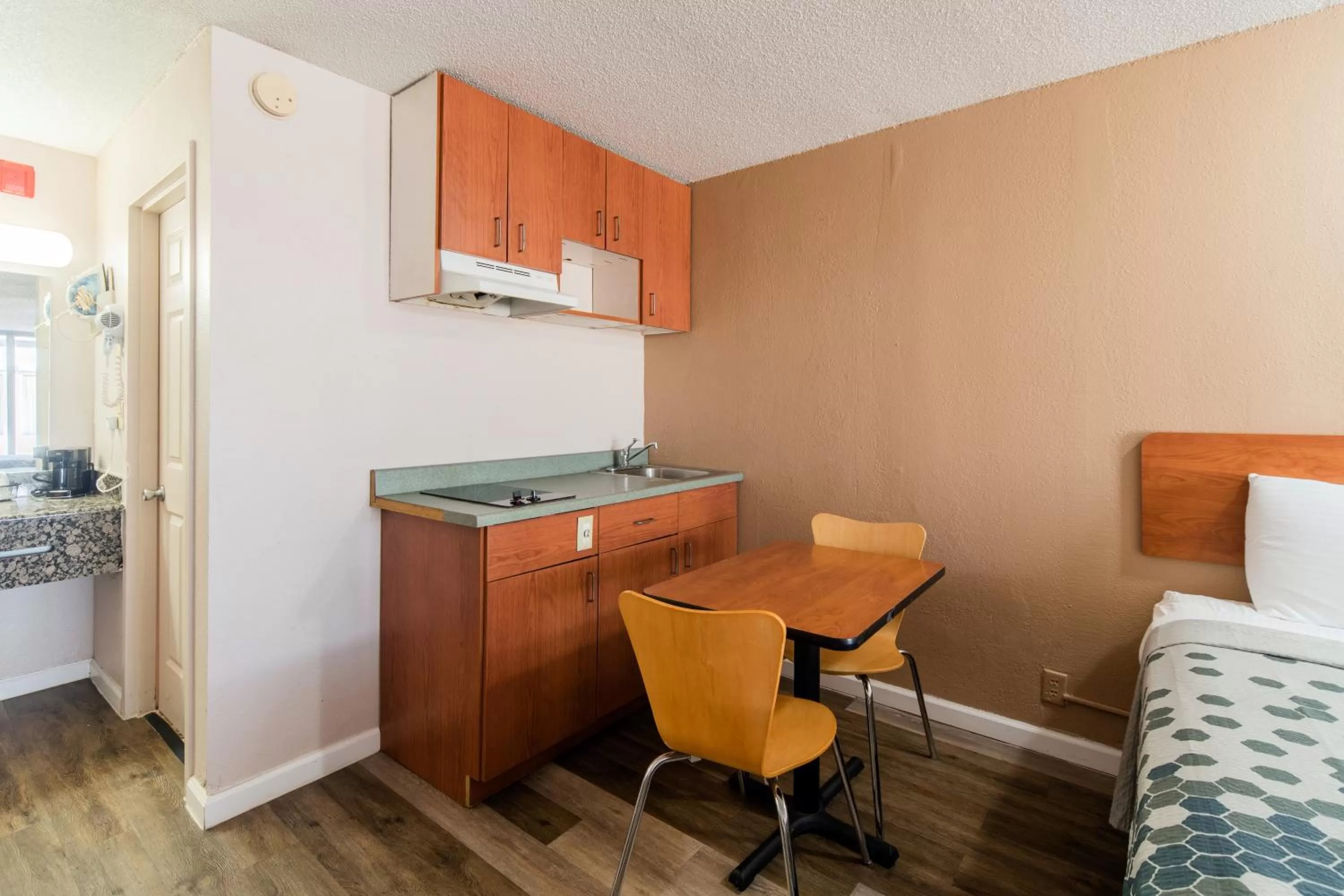 Seating area in Econo Lodge Inn & Suites Near Bricktown