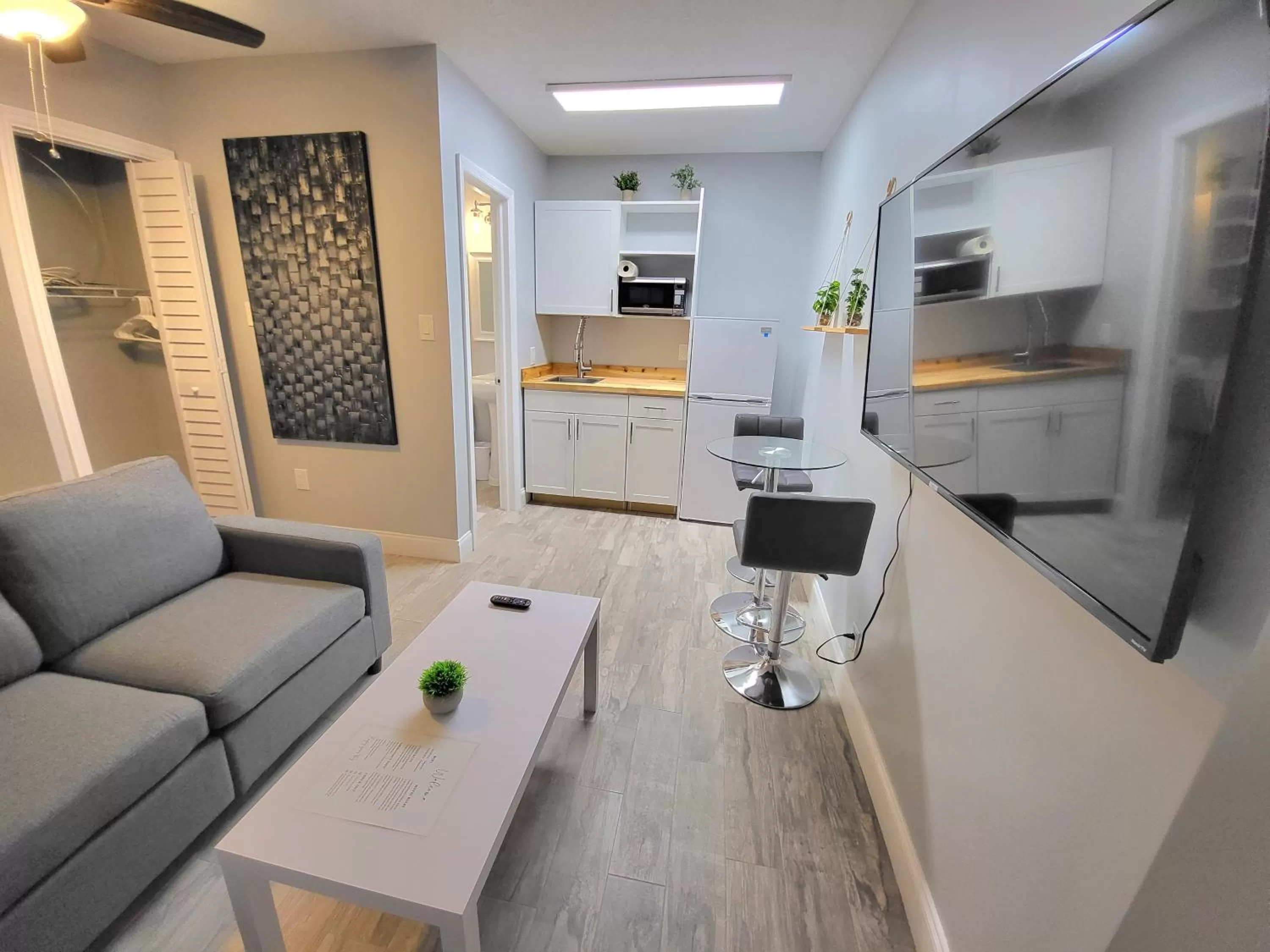 Kitchen or kitchenette in Barefoot mailman motel