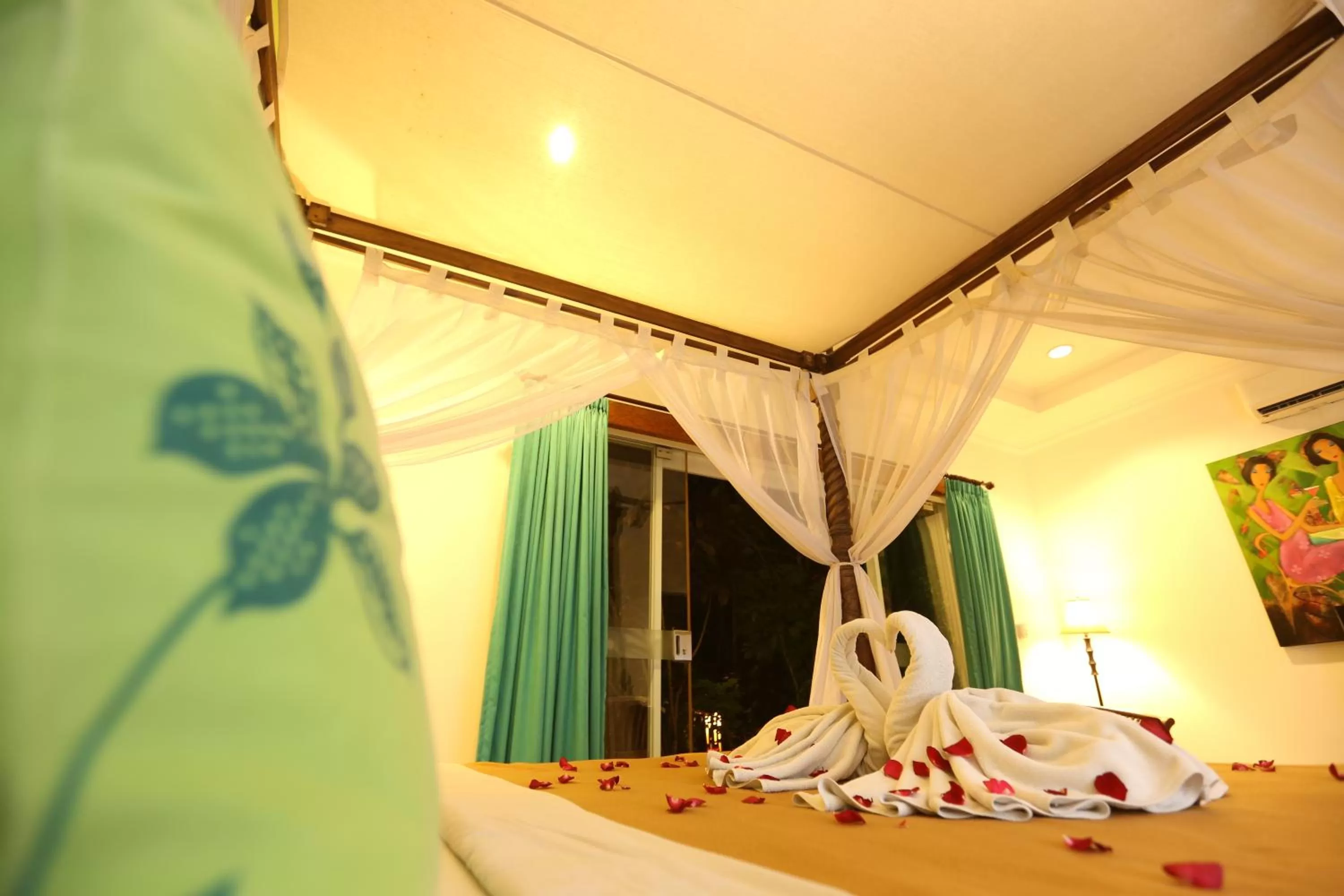 Bedroom, Bed in Aquarius Beach Hotel