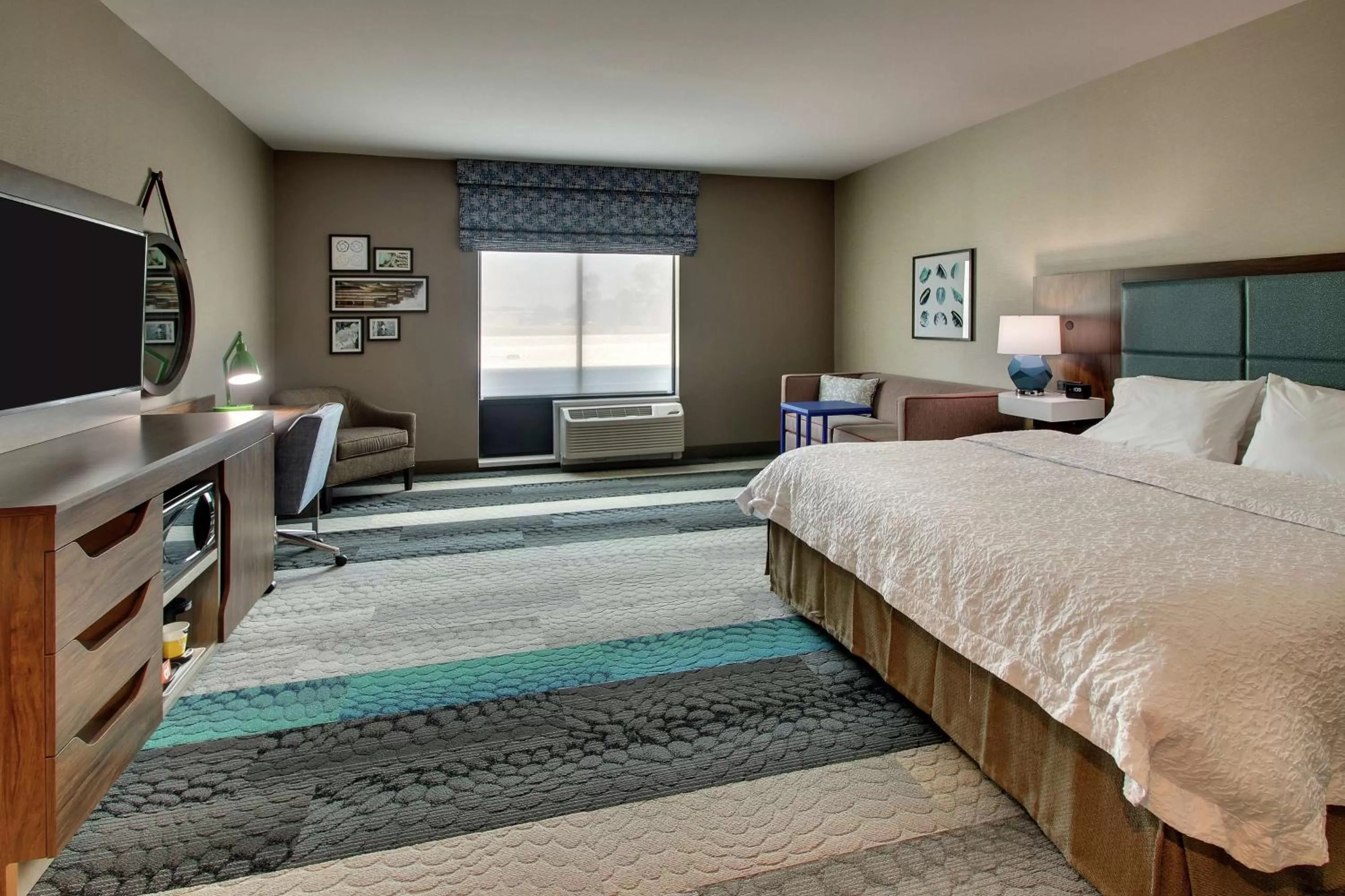 Bedroom, Bed in Hampton Inn & Suites By Hilton Southport