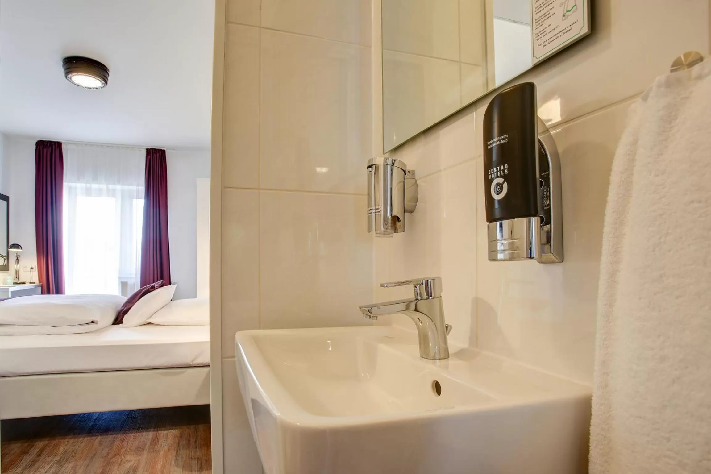 Bathroom, Bed in Hotel West
