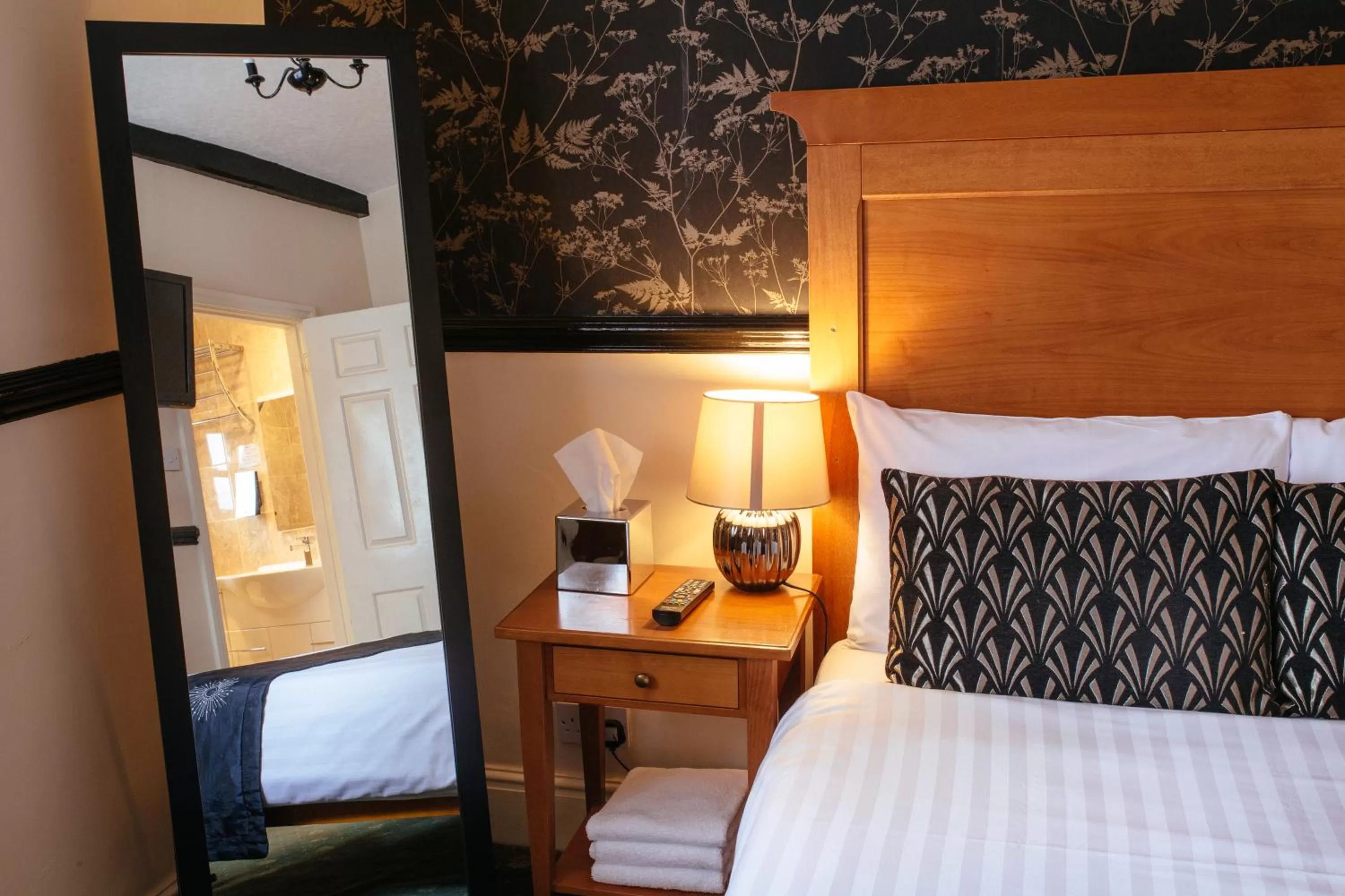 Bedroom, Bed in Pymgate Lodge Hotel Manchester Airport