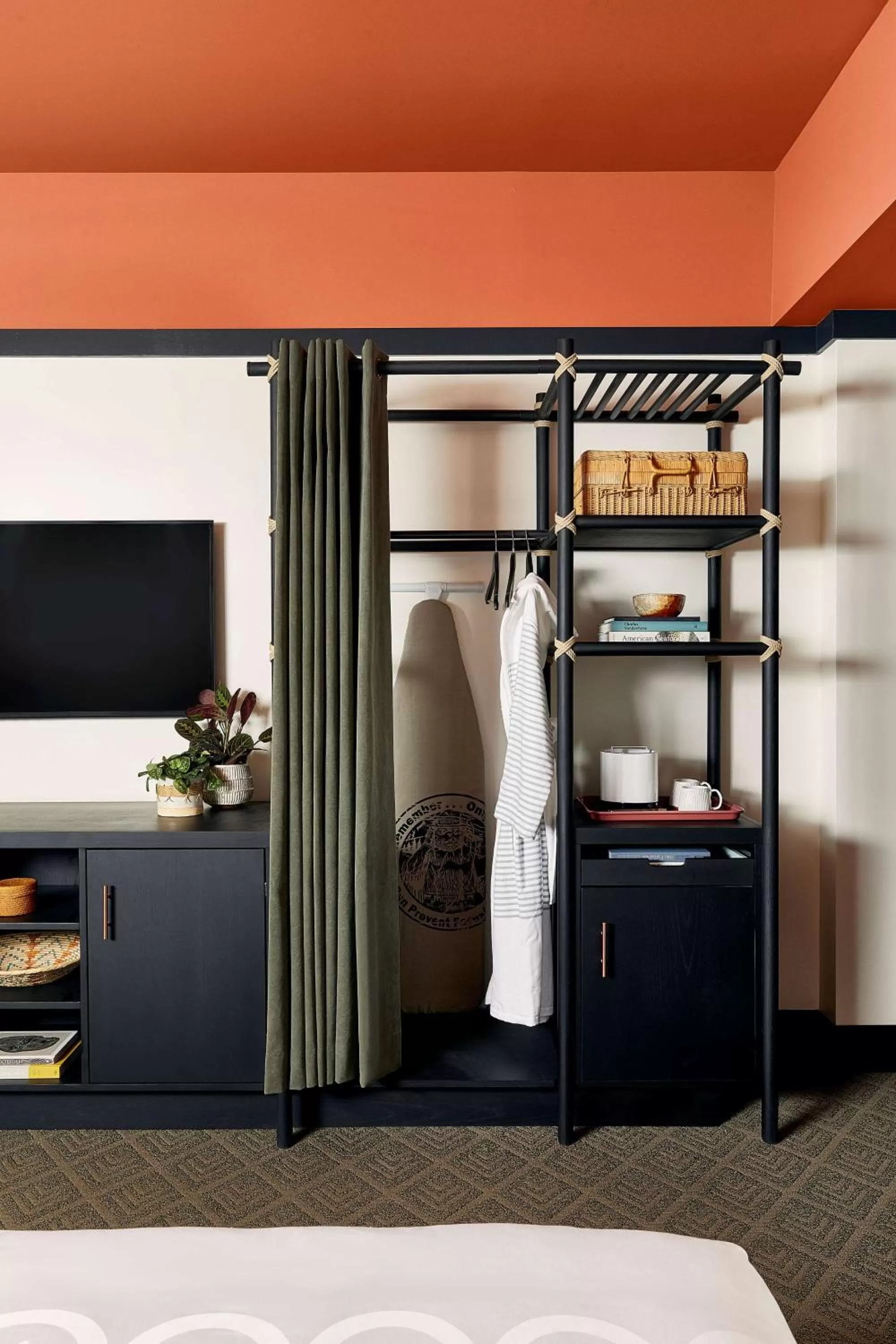 Photo of the whole room, Bed in El Capitan Hotel