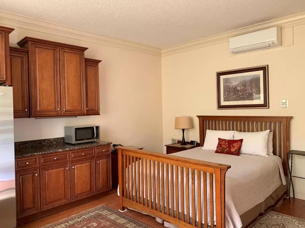 Queen Room - single occupancy in The Inn at Houndslake Queen Room - single occupancy in The Inn at Houndslake