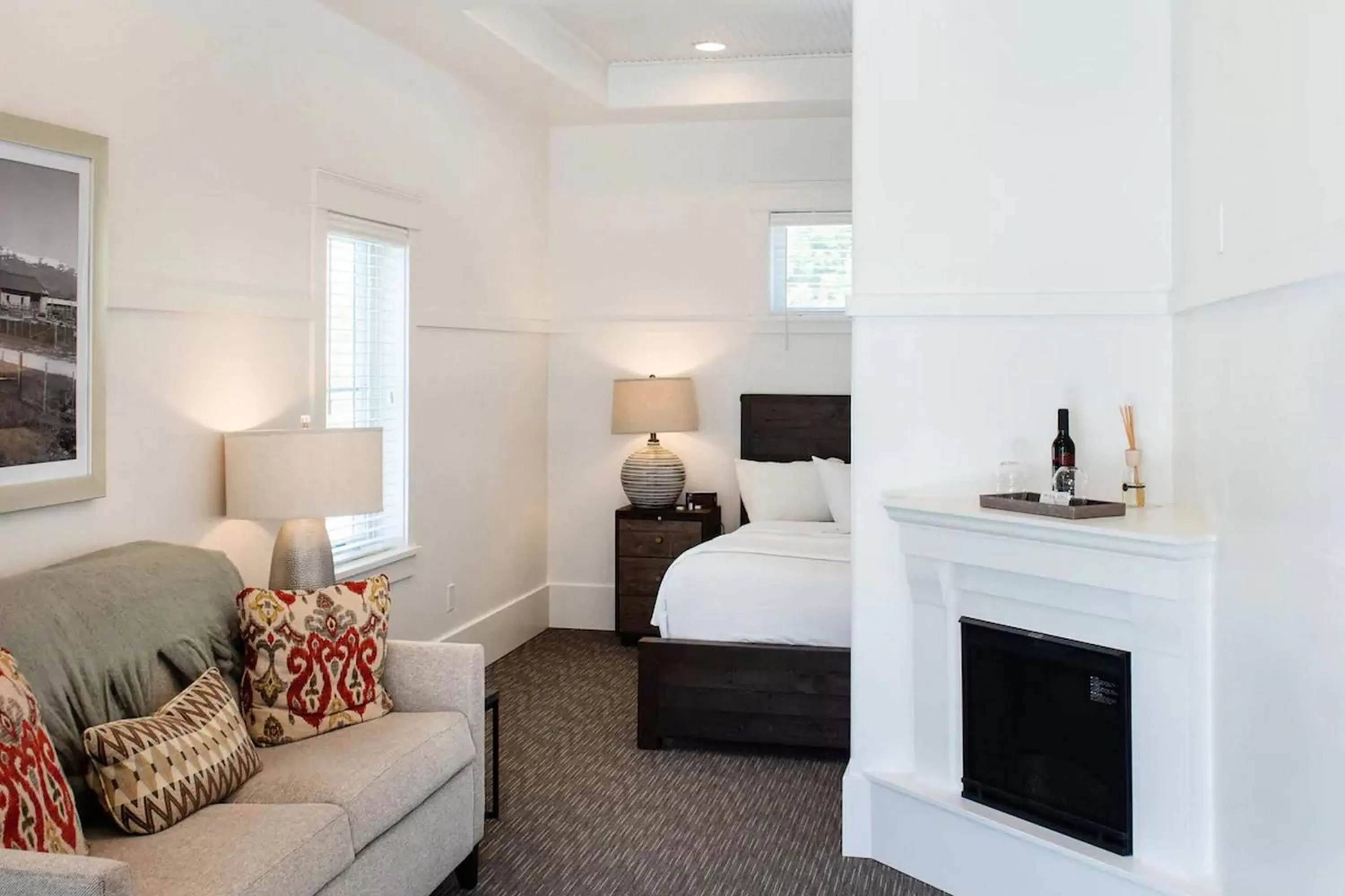 Living room, Bed in The Sacajawea Hotel